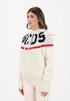 GCDS Maglia con cappuccio panna da donna caratterizzata da maxi logo GCDS B2CW1918KI9 15 GCDS 