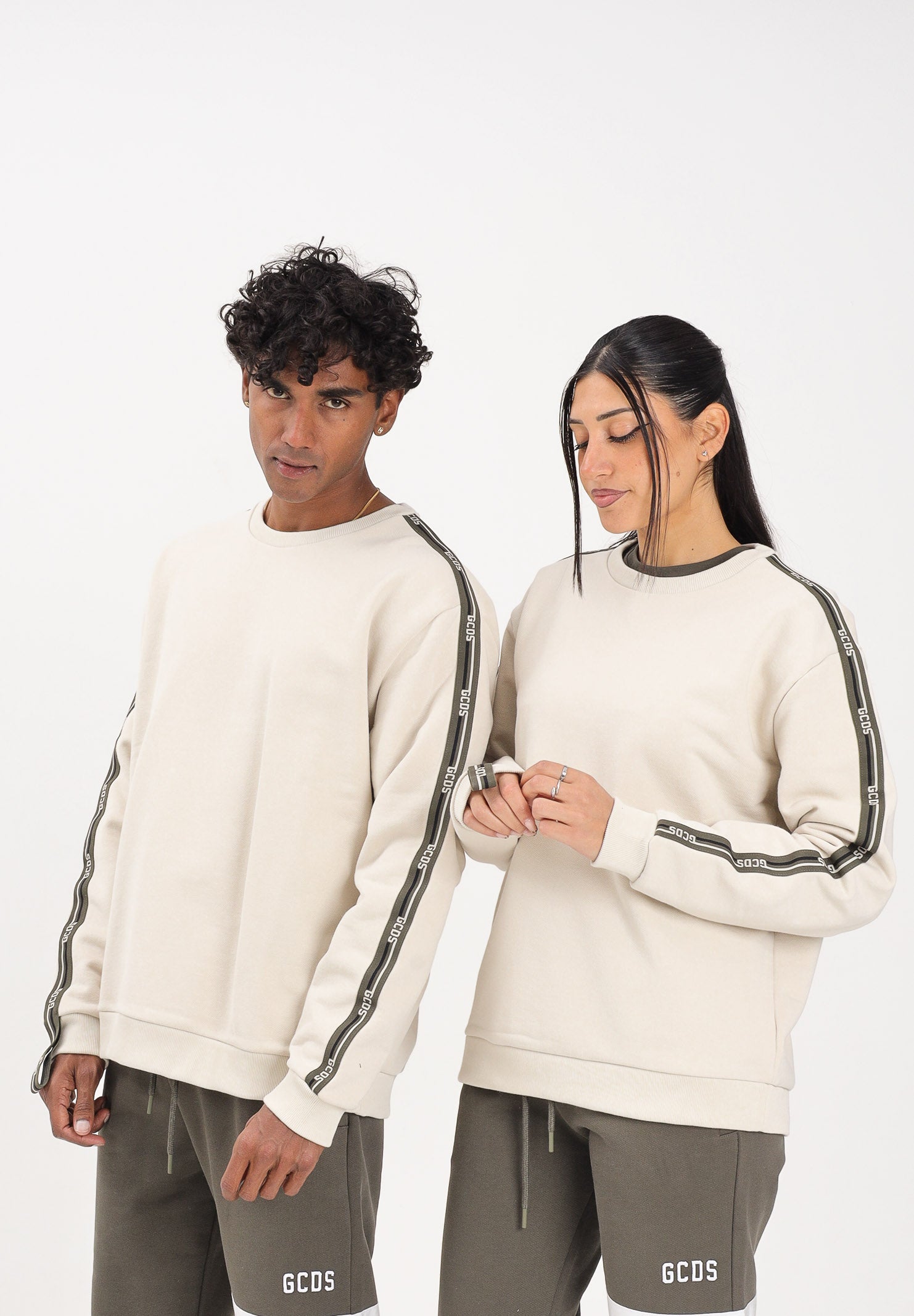 GCDS Felpa girocollo panna per uomo e donna con bande logate B2EM1501JD1 15 GCDS 