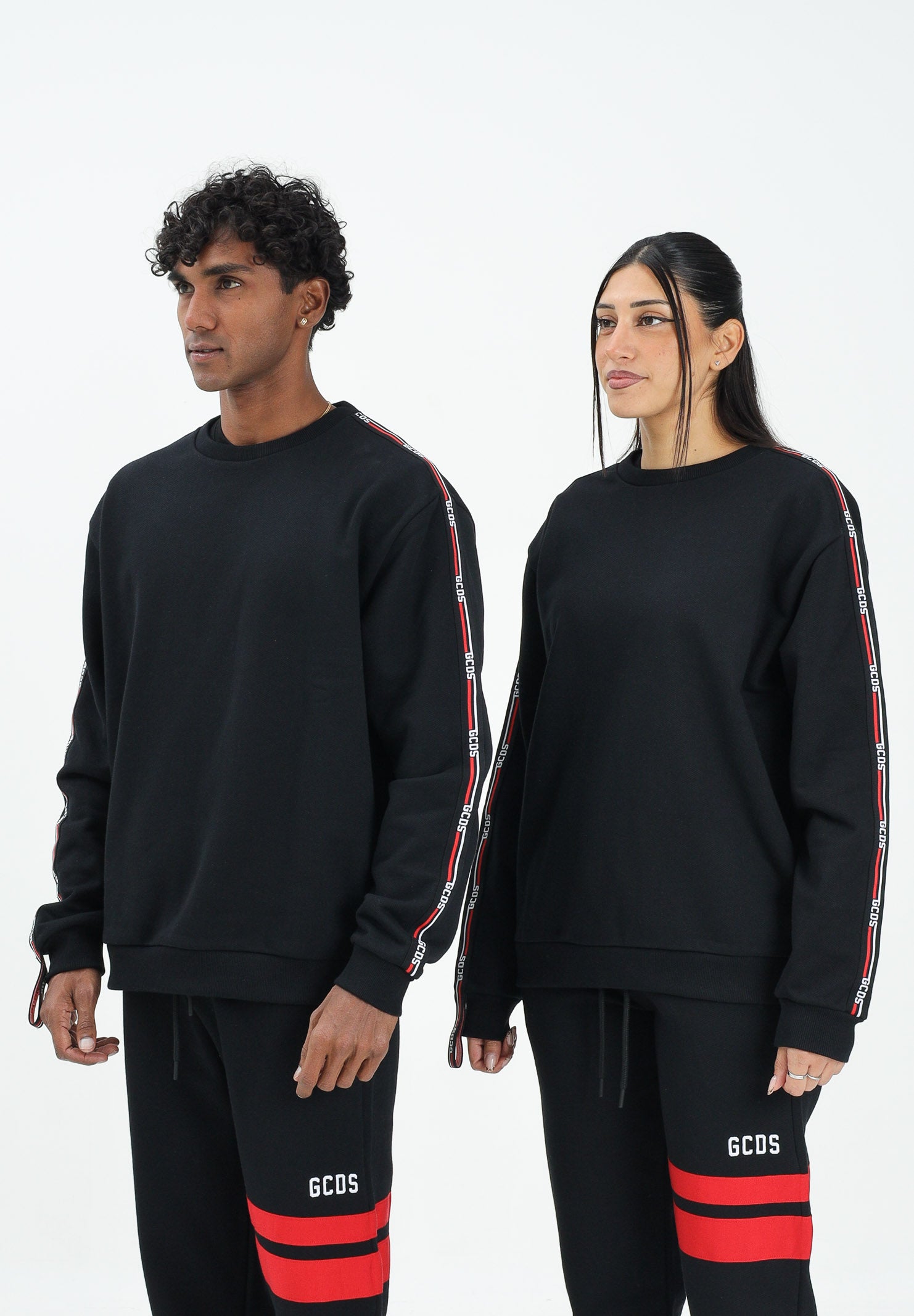 GCDS Felpa girocollo nera per uomo e donna con bande logate B2EM1501JD1 99 GCDS 