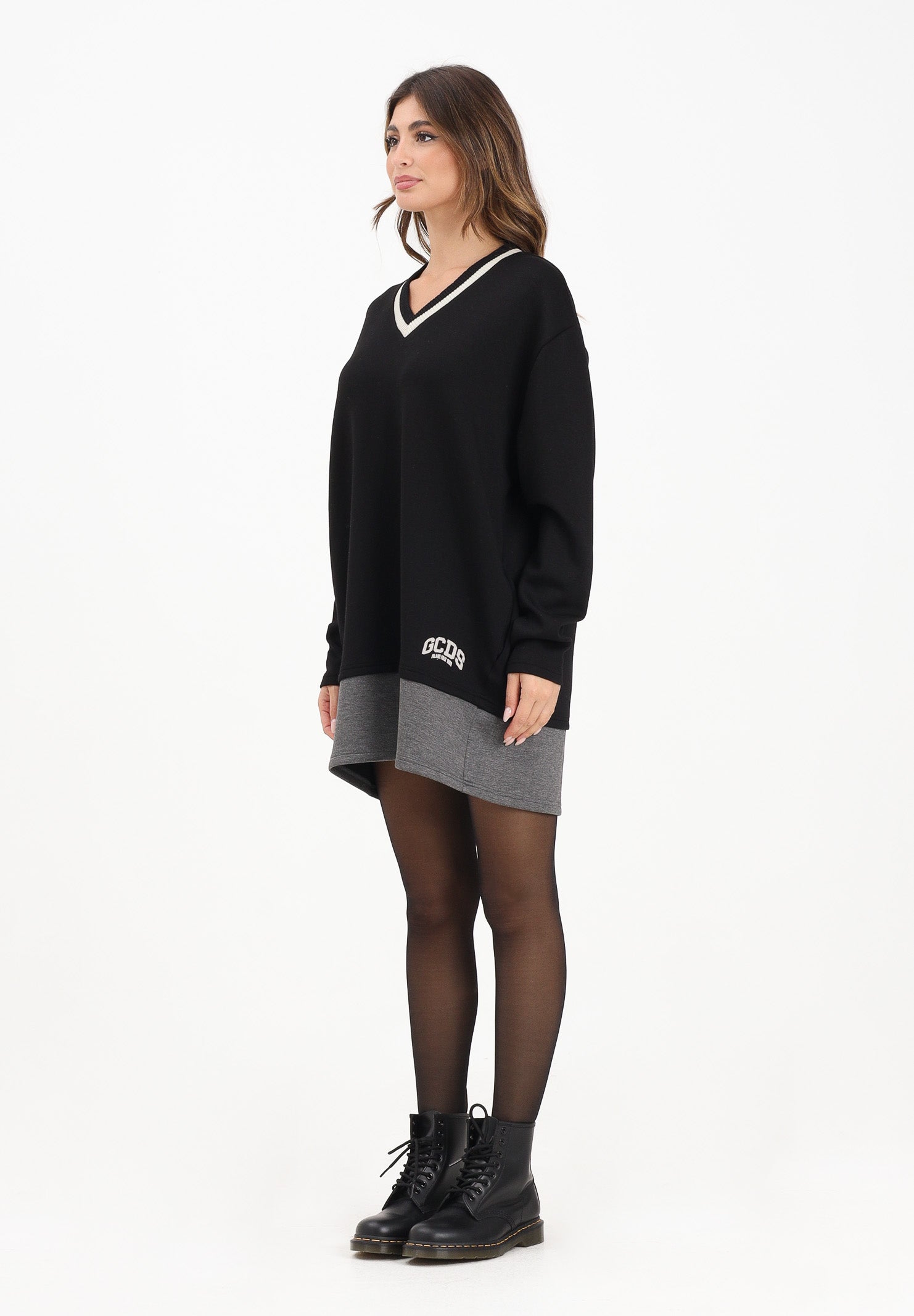 GCDS Abito corto nero da donna con ricamo logo sul retro B2EW1001JJ3 99 GCDS 