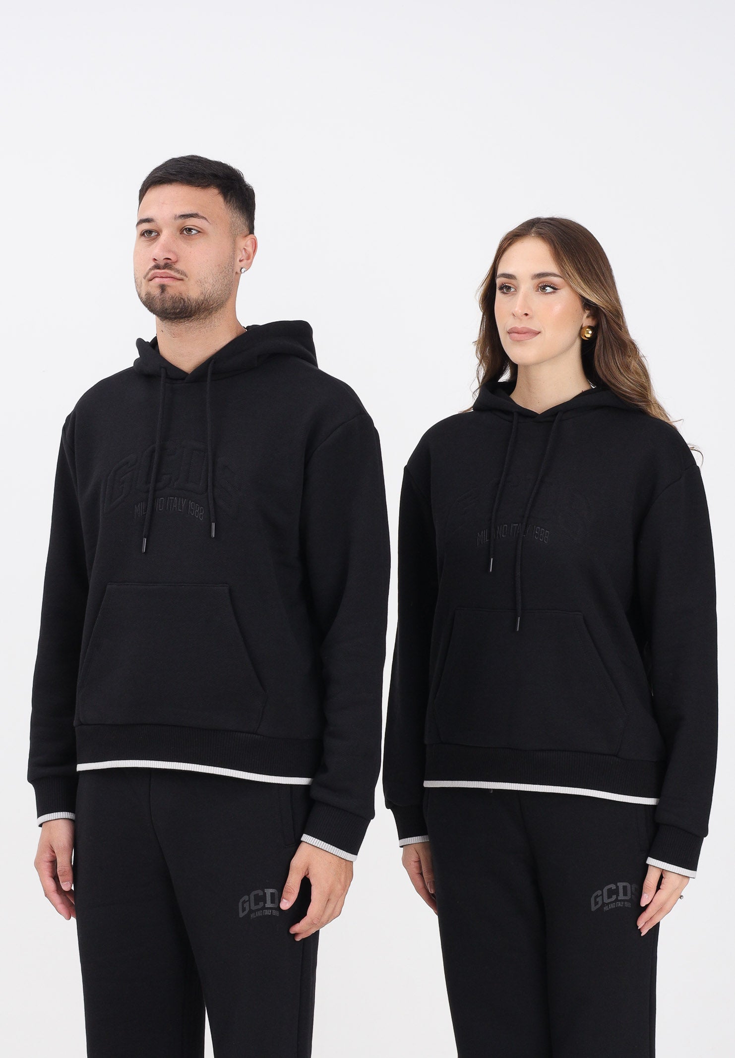 GCDS Felpa con cappuccio nera per uomo e donna rifinita da logo impresso B2EW1905JD1 99 GCDS 