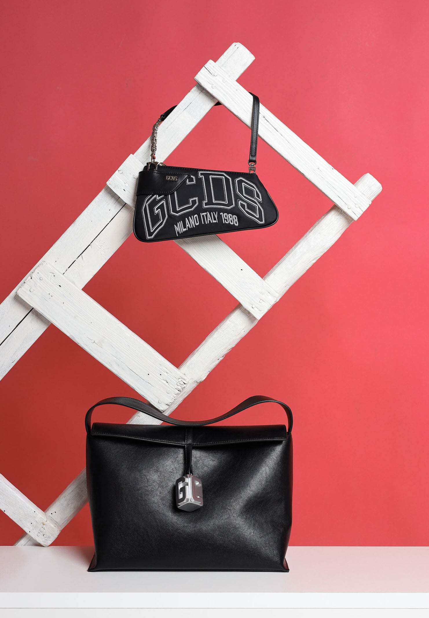 GCDS Shopper nera da donna con ciondolo cubo logato GCDSMMC001 99 GCDS 