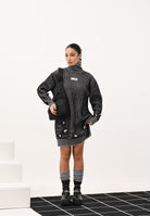 MAISON MARGIELA Abito corto nero per donna e bambina con sottili righe e patch logo M60847MM06K M6C39 MAISON MARGIELA 