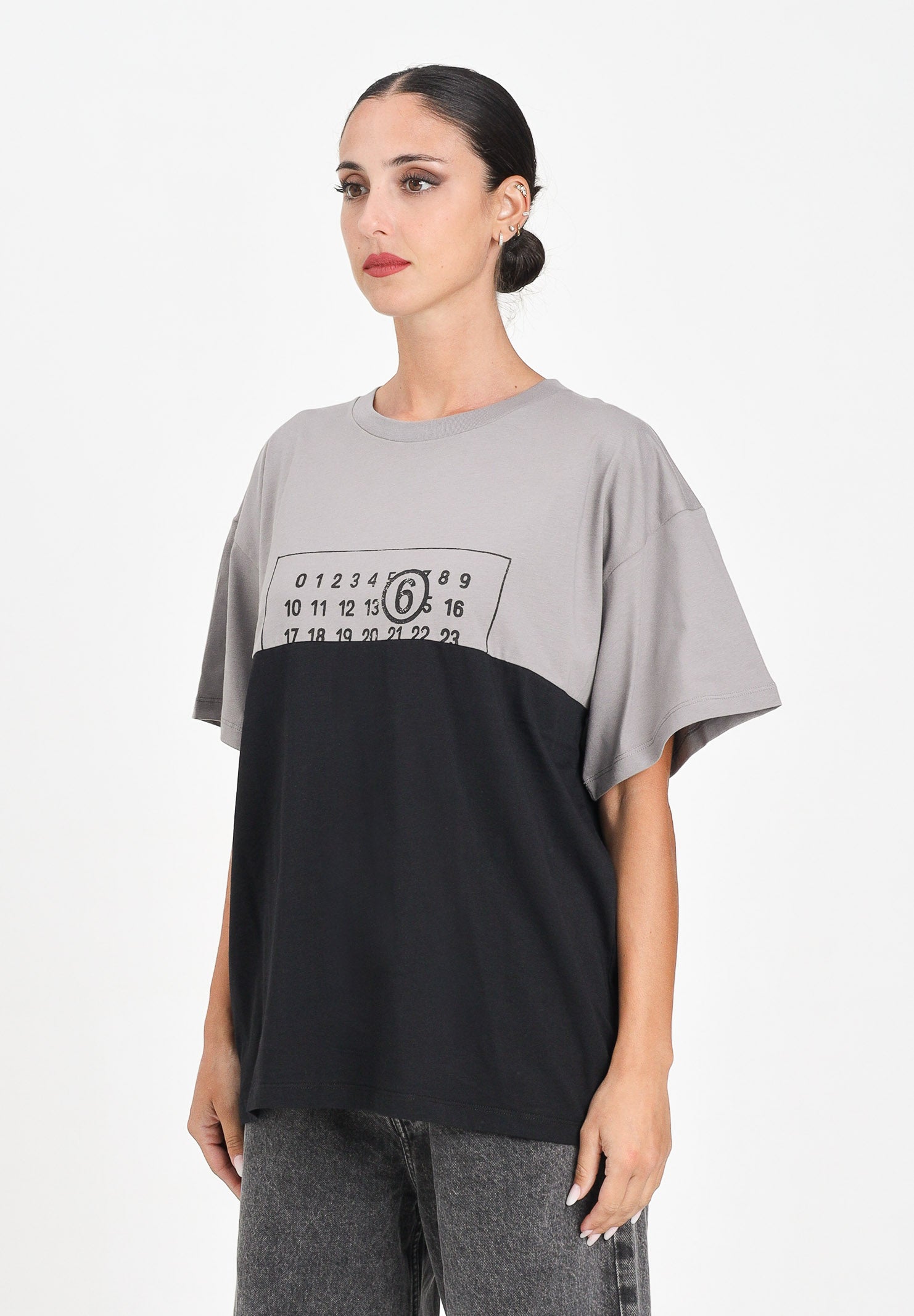 MAISON MARGIELA T-shirt a manica corta nera e grigia per donna, ragazzi e bambini caratterizzata da una costruzione re-cut M60876MM04I M6C37 MAISON MARGIELA 
