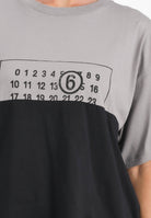 MAISON MARGIELA T-shirt a manica corta nera e grigia per donna, ragazzi e bambini caratterizzata da una costruzione re-cut M60876MM04I M6C37 MAISON MARGIELA 