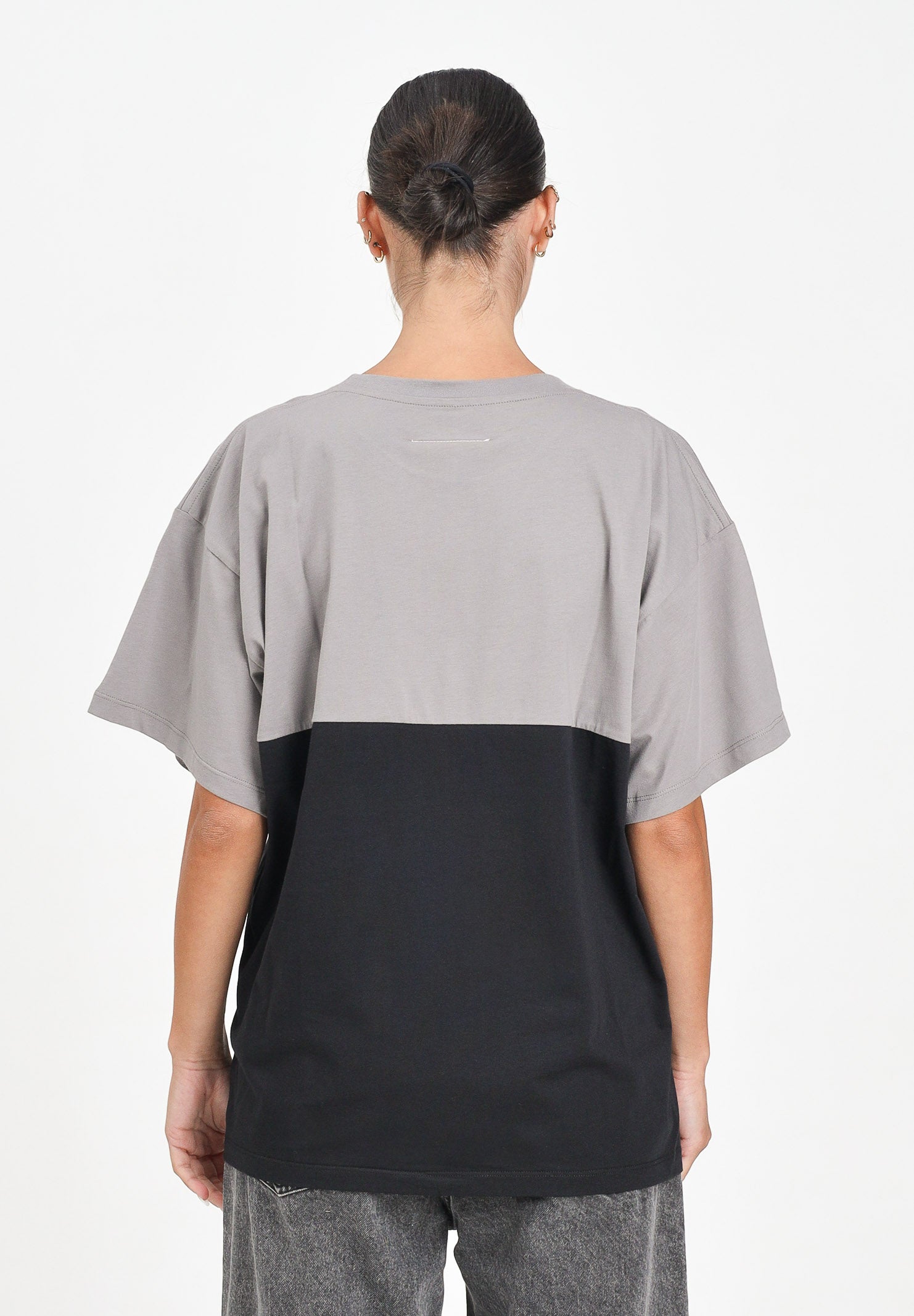 MAISON MARGIELA T-shirt a manica corta nera e grigia per donna, ragazzi e bambini caratterizzata da una costruzione re-cut M60876MM04I M6C37 MAISON MARGIELA 