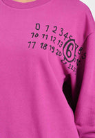MAISON MARGIELA Felpa girocollo prugna per donna, ragazzi e bambini con il logo Hand Written effetto spennellato M60896MM02X M6602 MAISON MARGIELA 