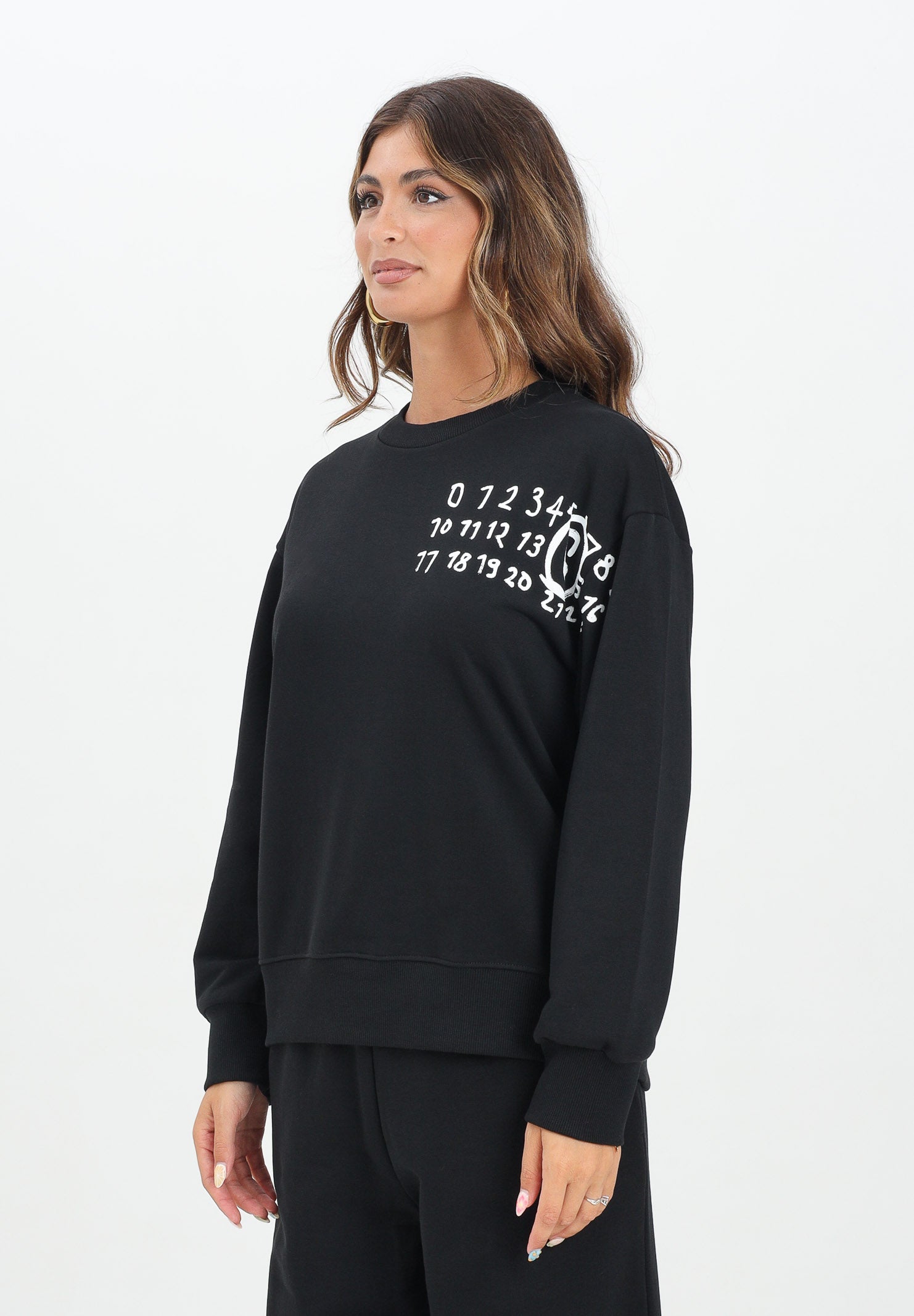 MAISON MARGIELA Felpa girocollo nera per donna, ragazzi e bambini con il logo Hand Written M60896MM02X M6900 MAISON MARGIELA 