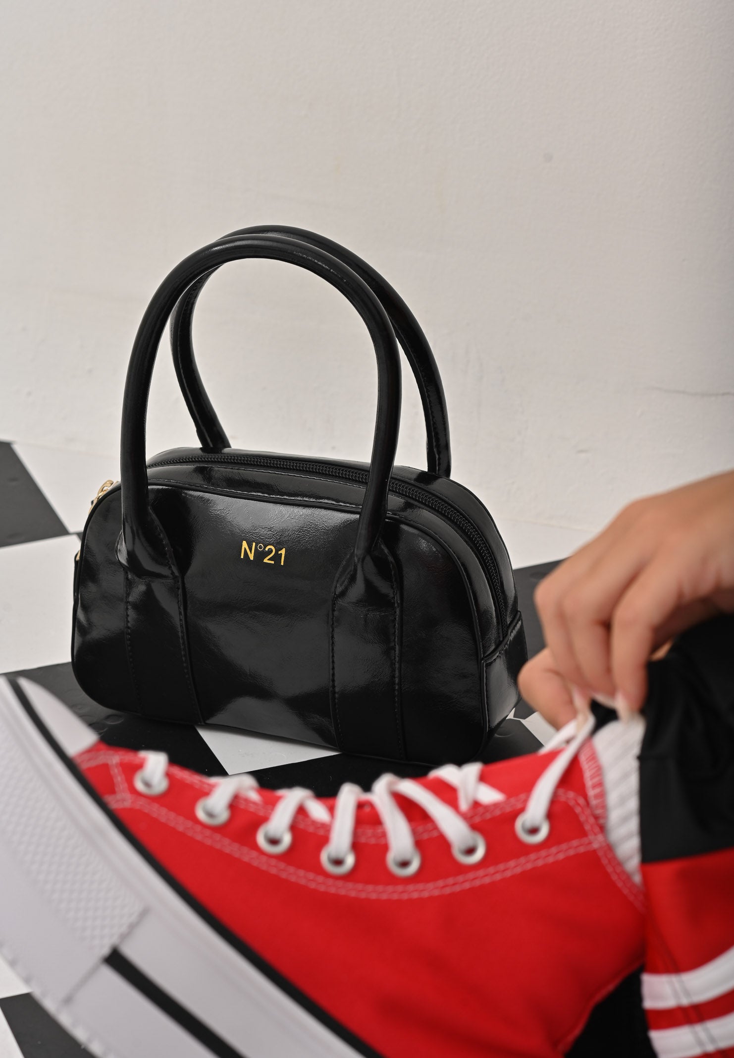 N21 Borsa a mano nera da donna realizzata in tessuto spalmato martellato con logo N°21 N21096N0246 0N900 N21 