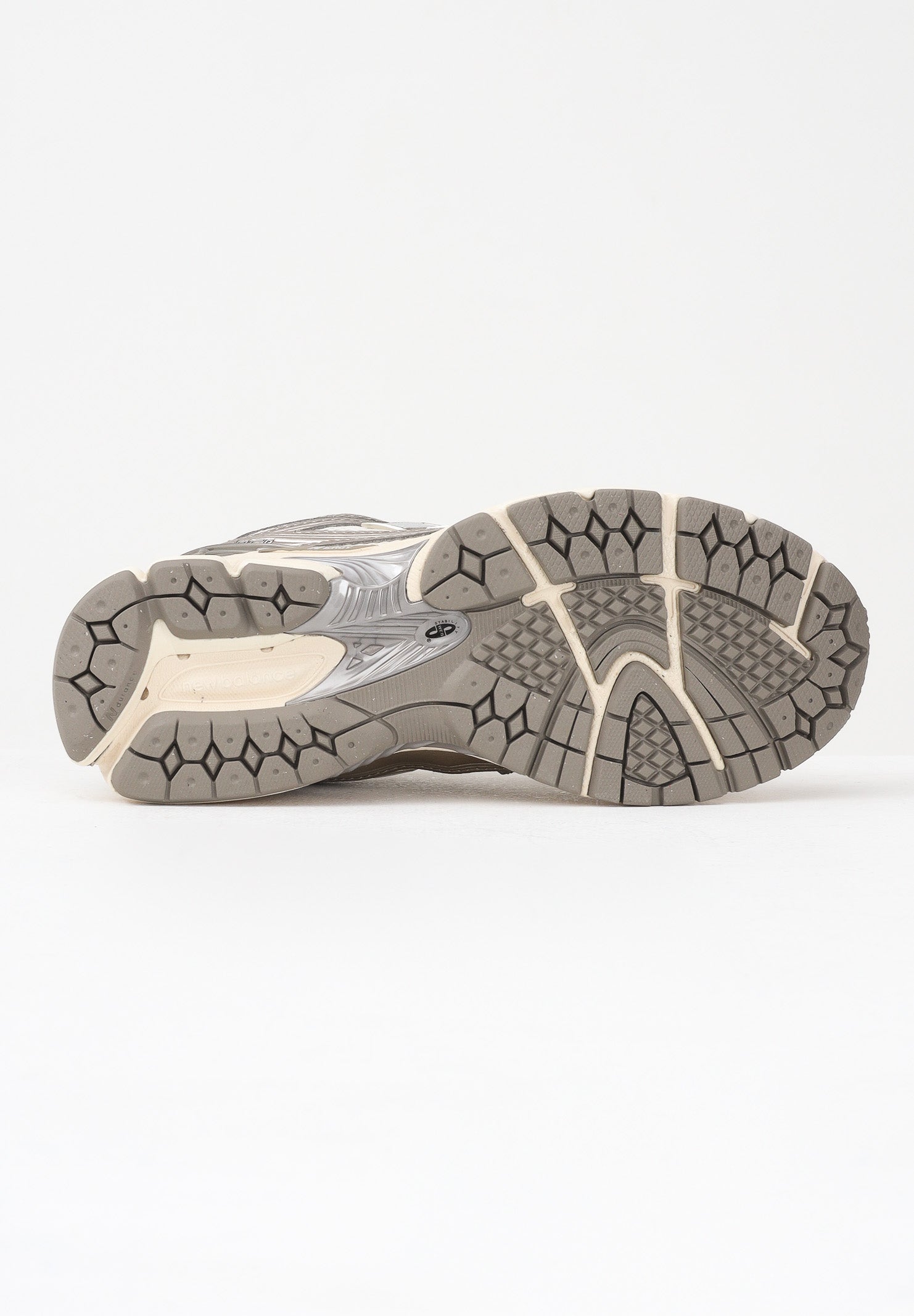NEW BALANCE Sneakers 1906R panna e argento per uomo e donna U1906RCN . NEW BALANCE 