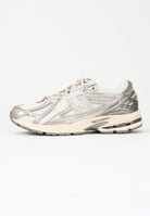 NEW BALANCE Sneakers 1906R panna e argento per uomo e donna U1906RCN . NEW BALANCE 
