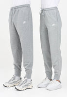 NIKE Pantalone sportivo Nike Club grigio per uomo e donna FN3801 063 NIKE 