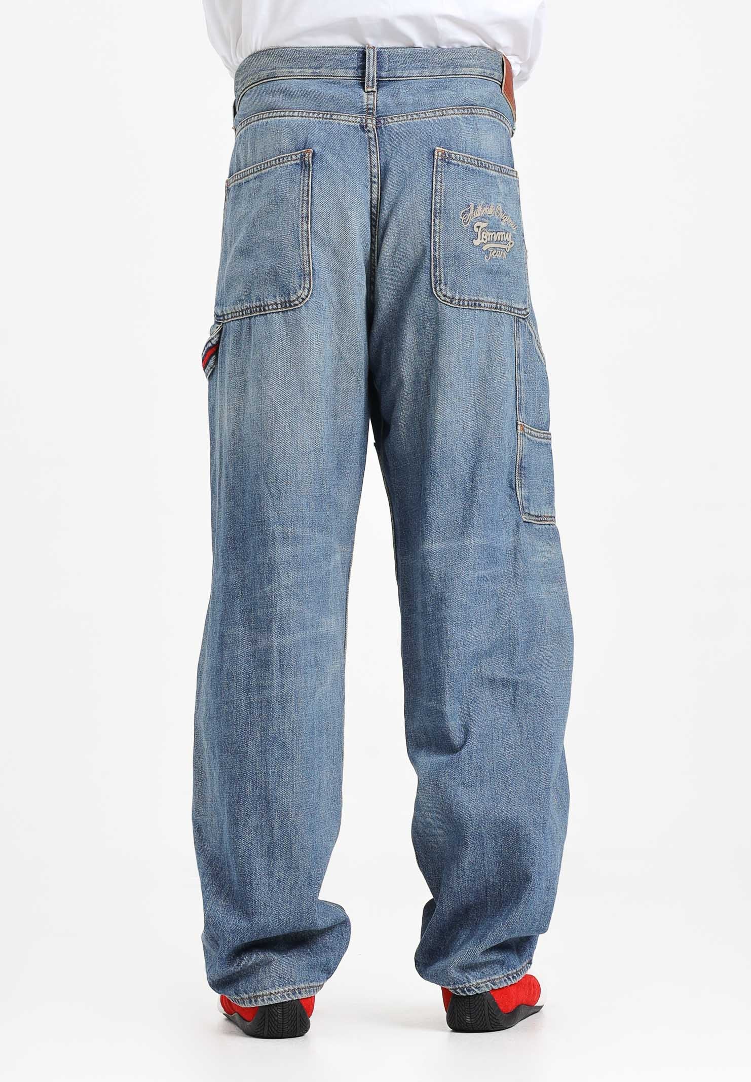 TOMMY JEANS Jeans in denim blu da uomo con ricamo sul retro DM0DM212031A5 . TOMMY JEANS 
