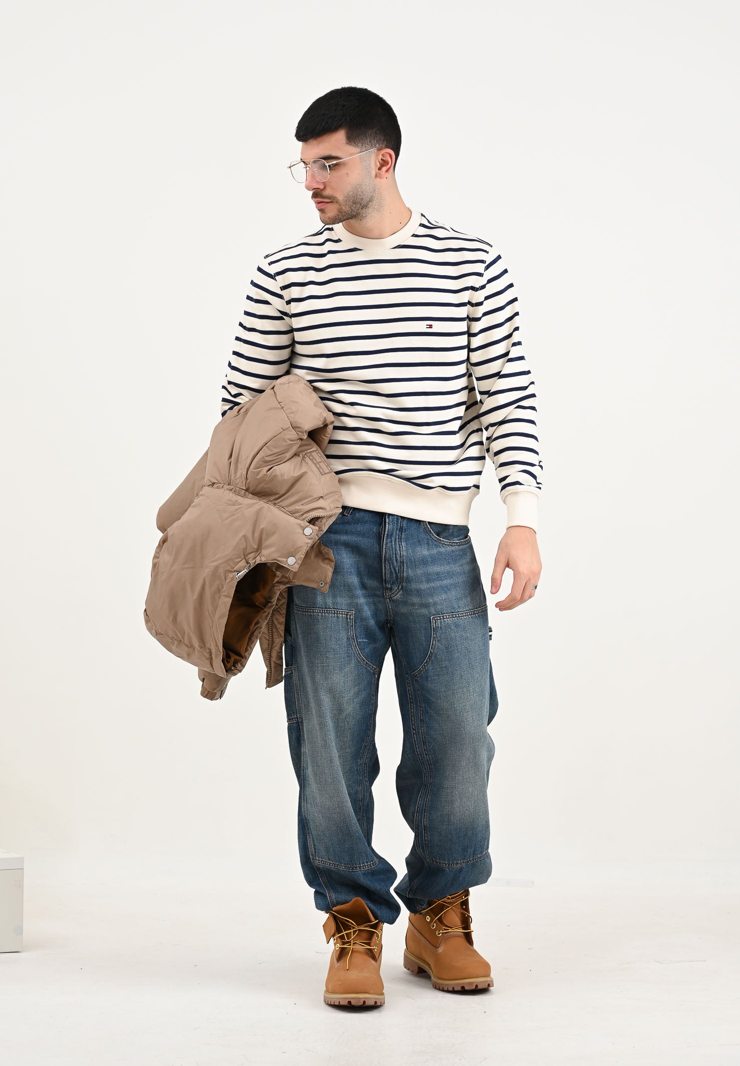 TOMMY JEANS Jeans in denim blu da uomo con ricamo sul retro DM0DM212031A5 . TOMMY JEANS 
