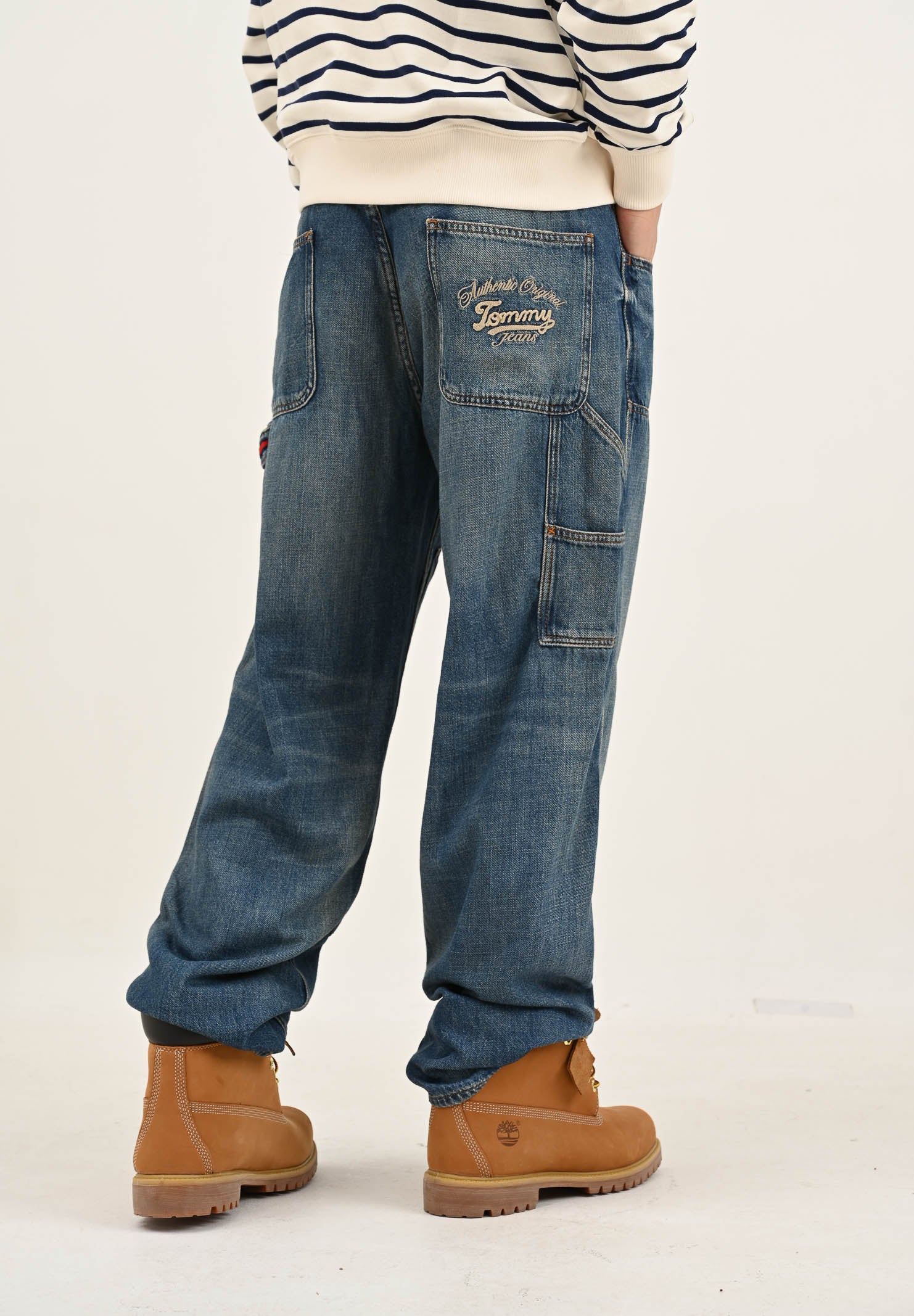 TOMMY JEANS Jeans in denim blu da uomo con ricamo sul retro DM0DM212031A5 . TOMMY JEANS 