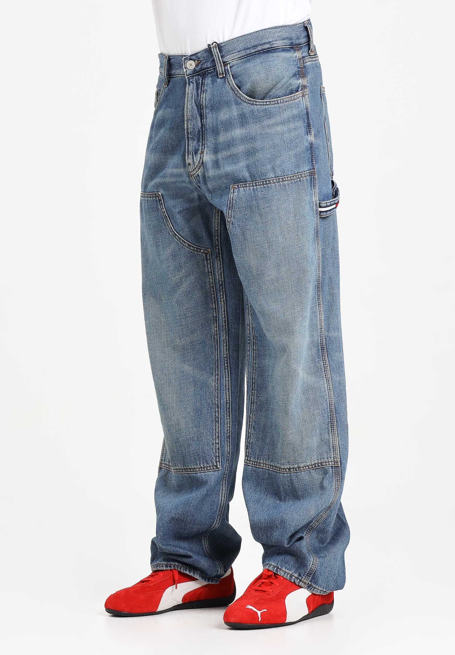 TOMMY JEANS Jeans in denim blu da uomo con ricamo sul retro DM0DM212031A5 . TOMMY JEANS 