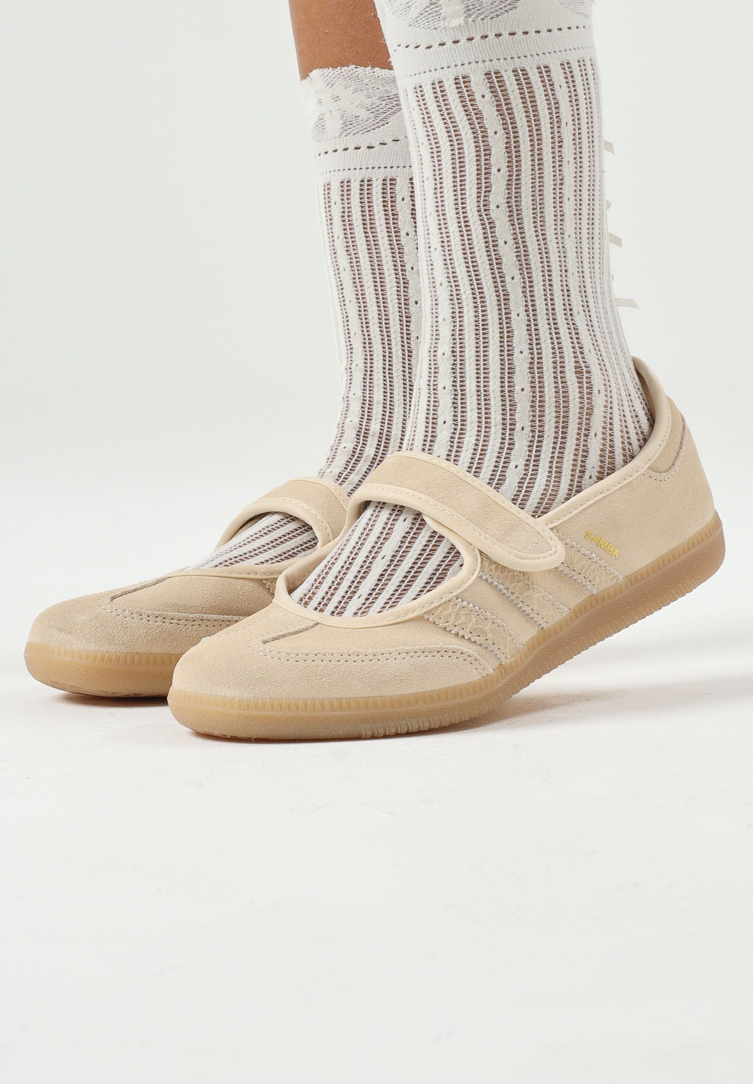 ADIDAS ORIGINALS Sneakers SAMBA JANE gold metallic, beige- oro, da donna  con cinturino in stile Mary Jane. HQ9496 . ADIDAS ORIGINALS 