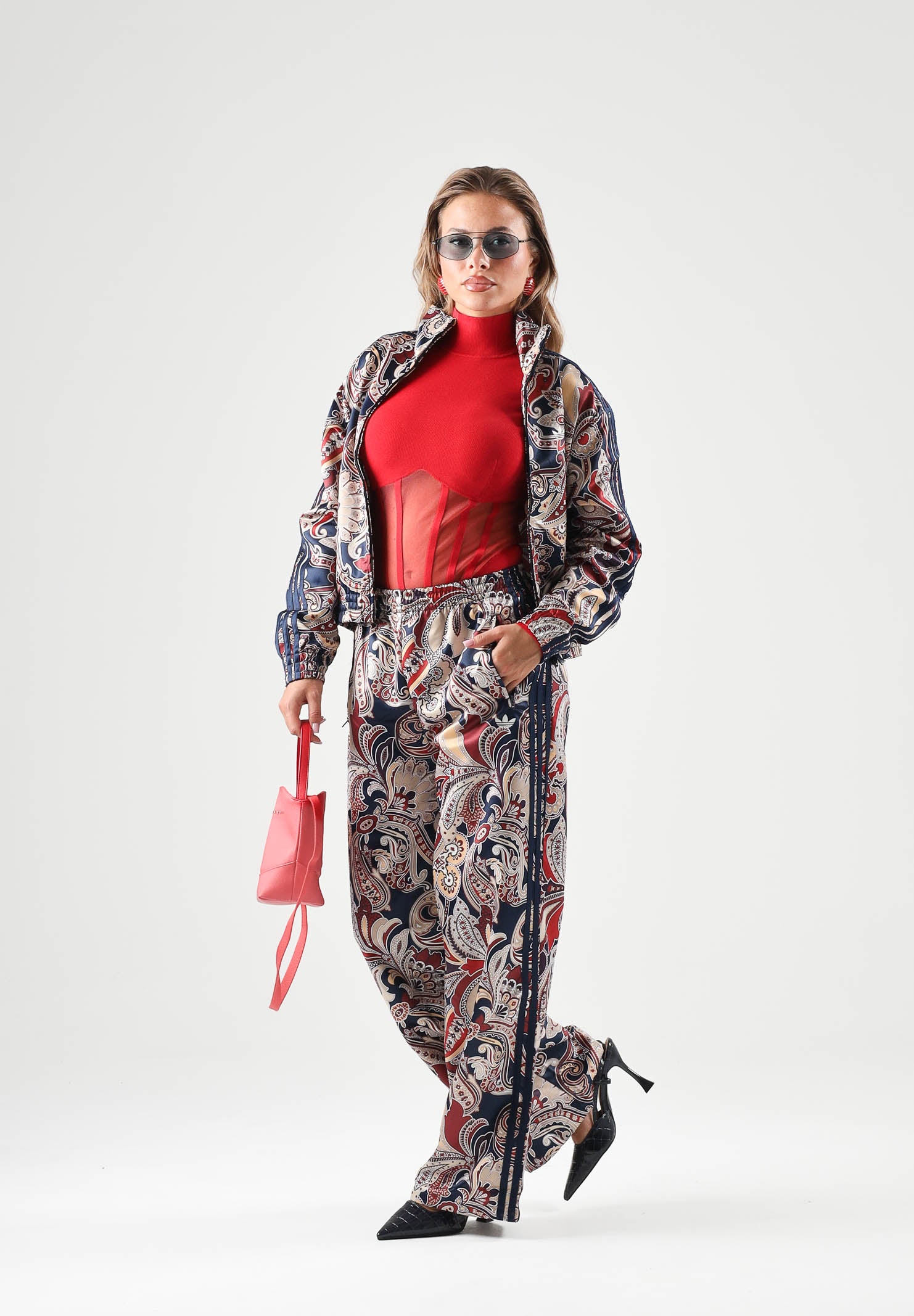 ADIDAS ORIGINALS Felpa con zip LIBERTY LONDON multicolore da donna con fantasia grafica all-over e tessuto tecnico satinato HY4999 . ADIDAS ORIGINALS 