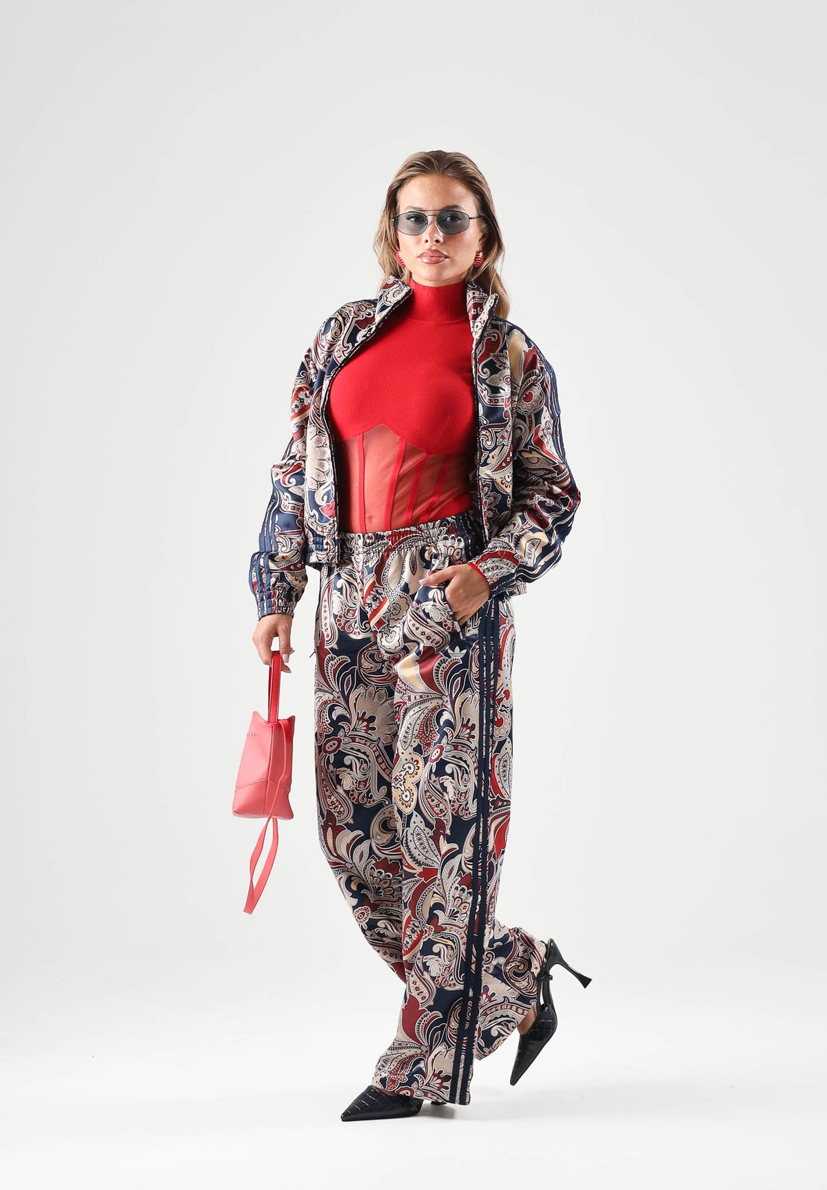 ADIDAS ORIGINALS Felpa con zip LIBERTY LONDON multicolore da donna con fantasia grafica all-over e tessuto tecnico satinato HY4999 . ADIDAS ORIGINALS 