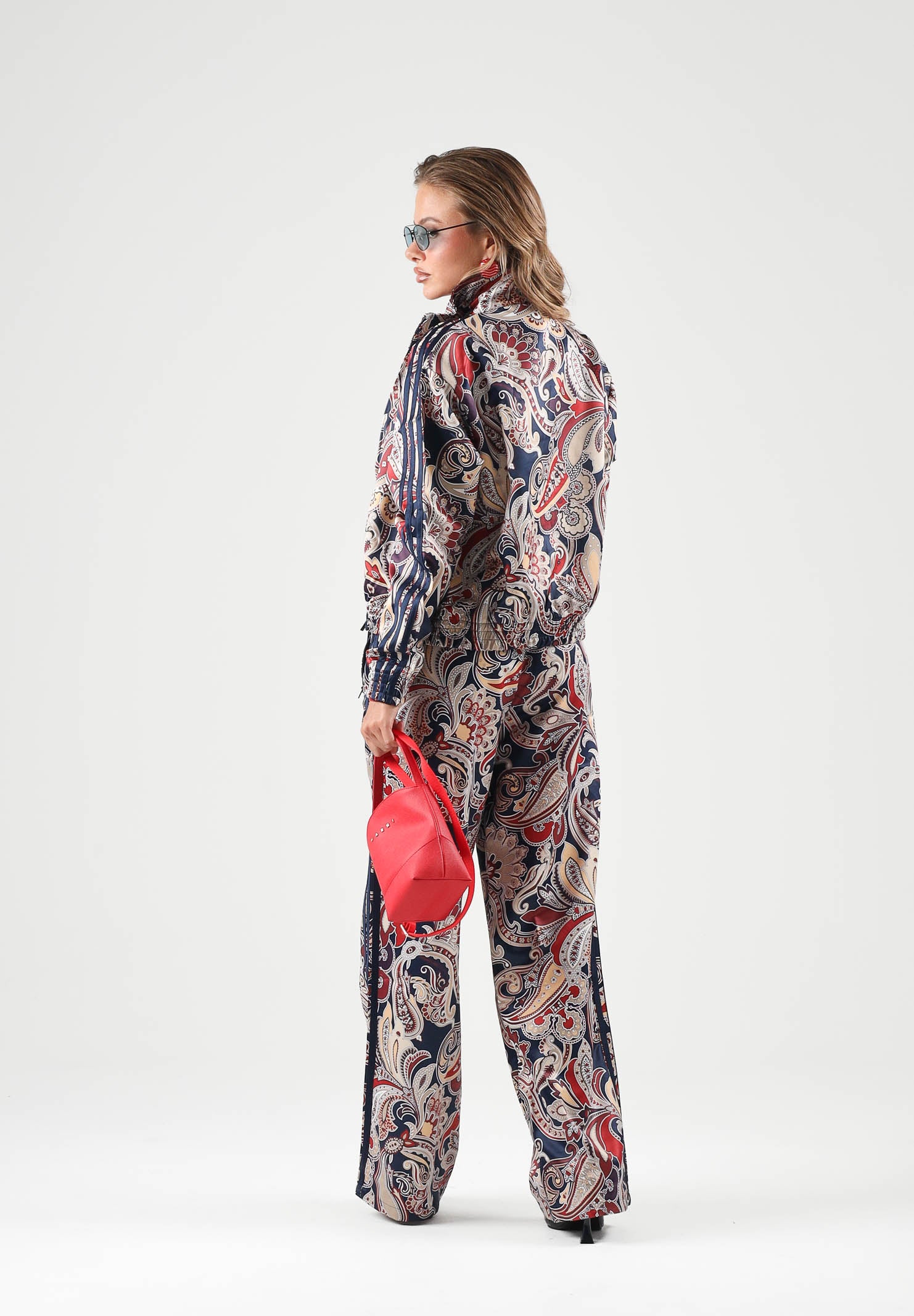 ADIDAS ORIGINALS Felpa con zip LIBERTY LONDON multicolore da donna con fantasia grafica all-over e tessuto tecnico satinato HY4999 . ADIDAS ORIGINALS 