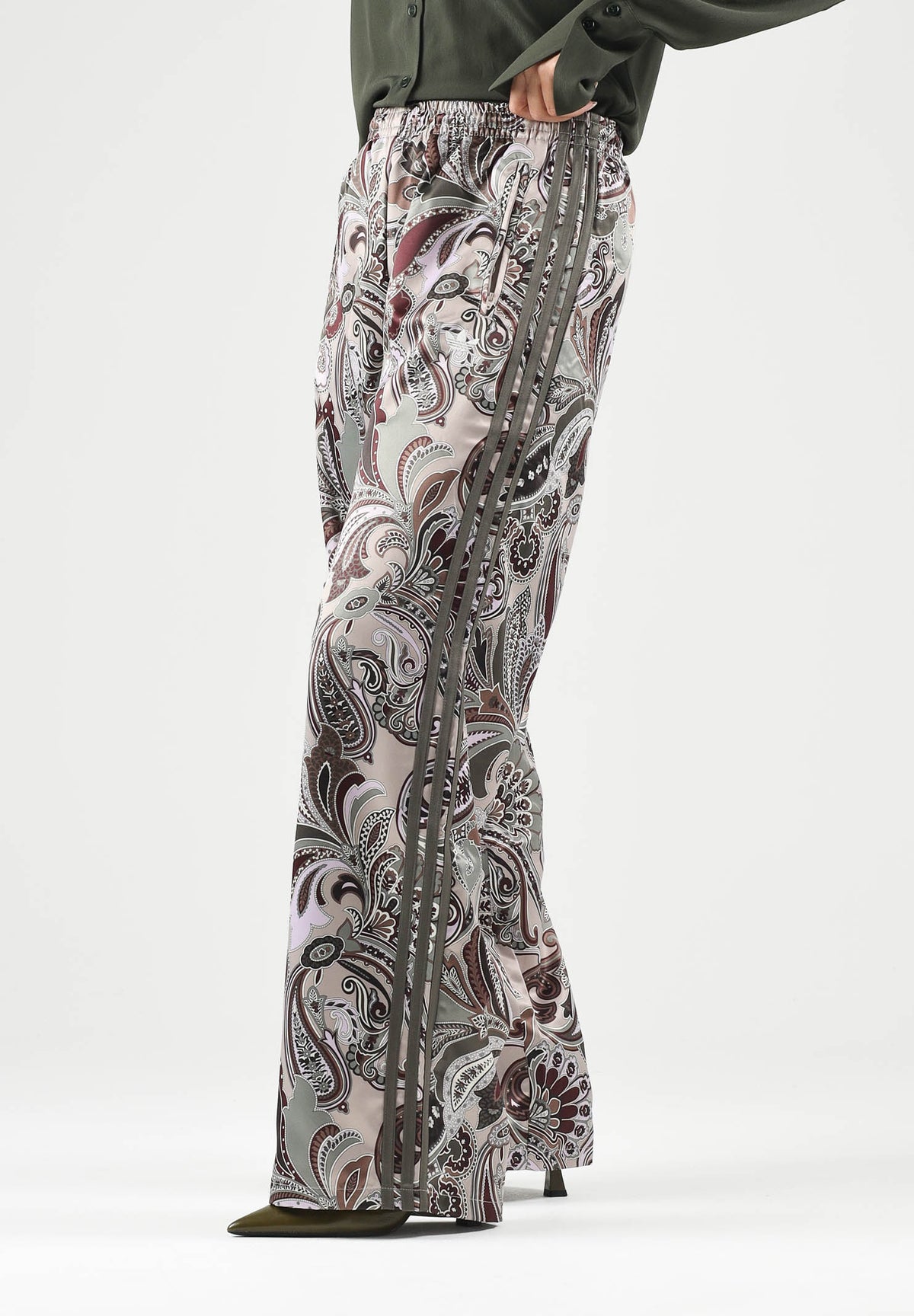 ADIDAS ORIGINALS Pantaloni LIBERTY LONDON multicolore da donna con fantasia grafica all-over e bande laterali a contrasto. HY5000 . ADIDAS ORIGINALS 