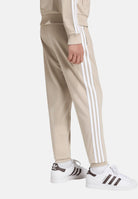ADIDAS ORIGINALS Pantaloni SST TRACK PANTS Khaki Three beige per bambino e bambina IA2239 . ADIDAS ORIGINALS 