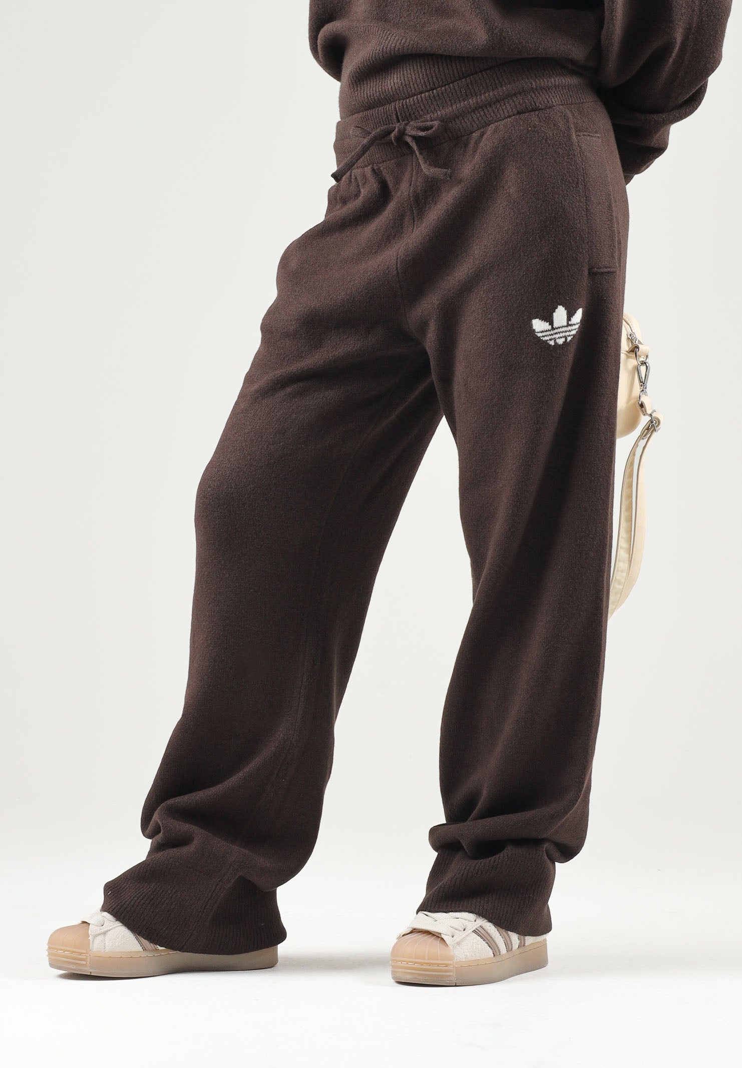 ADIDAS ORIGINALS Pantalone auco-marrone da donna con vita regolabile e gamba dritta. IA4437 . ADIDAS ORIGINALS 