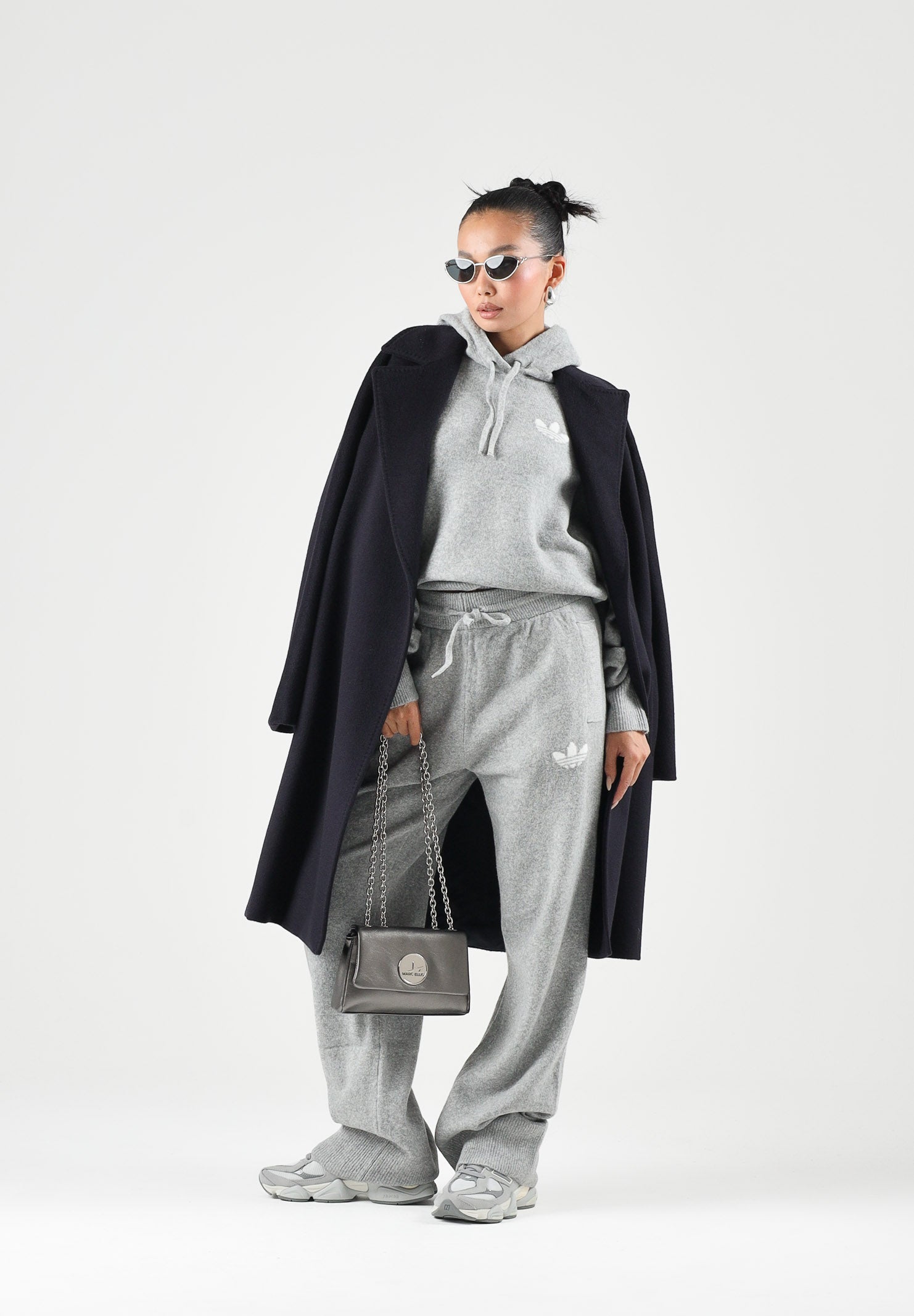 ADIDAS ORIGINALS Pantaloni  ESSENTIALS KNIT grigio chiaro da donna con coulisse in vita e logo Trefoil ricamato. IA4439 . ADIDAS ORIGINALS 