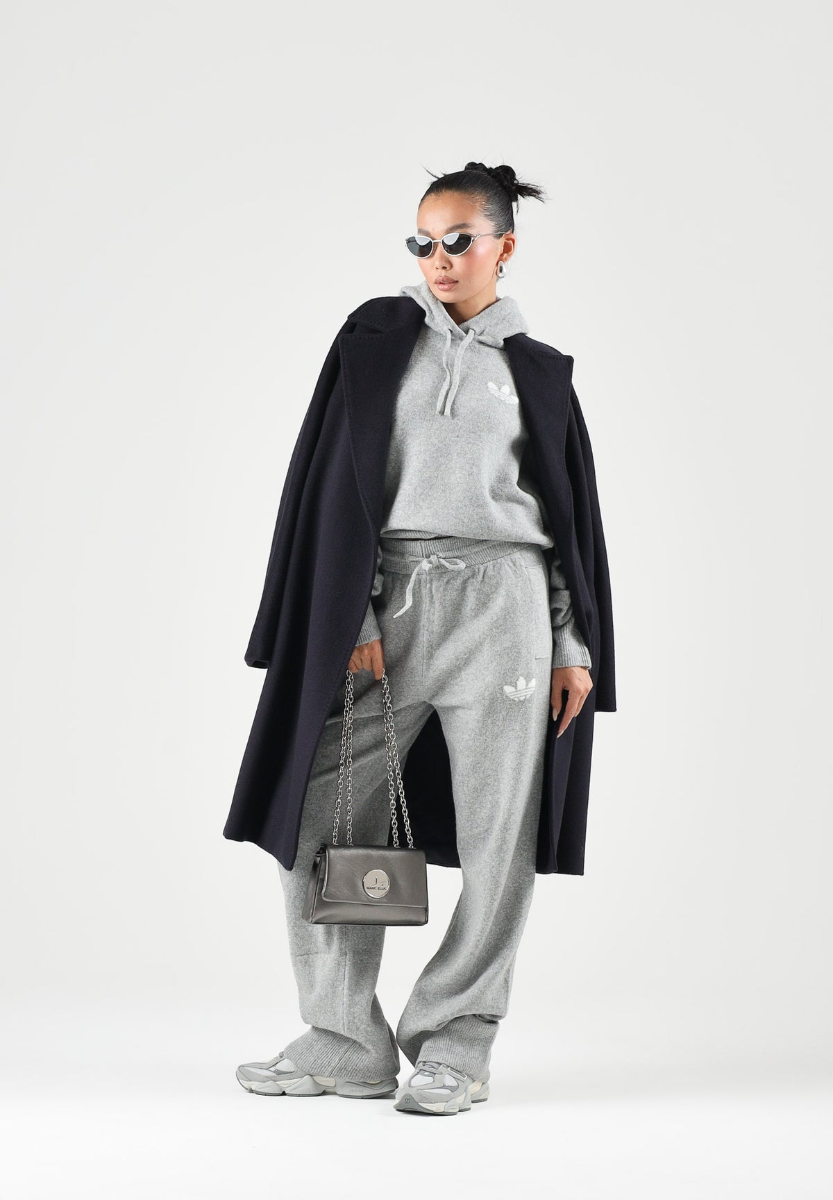 ADIDAS ORIGINALS Pantaloni  ESSENTIALS KNIT grigio chiaro da donna con coulisse in vita e logo Trefoil ricamato. IA4439 . ADIDAS ORIGINALS 