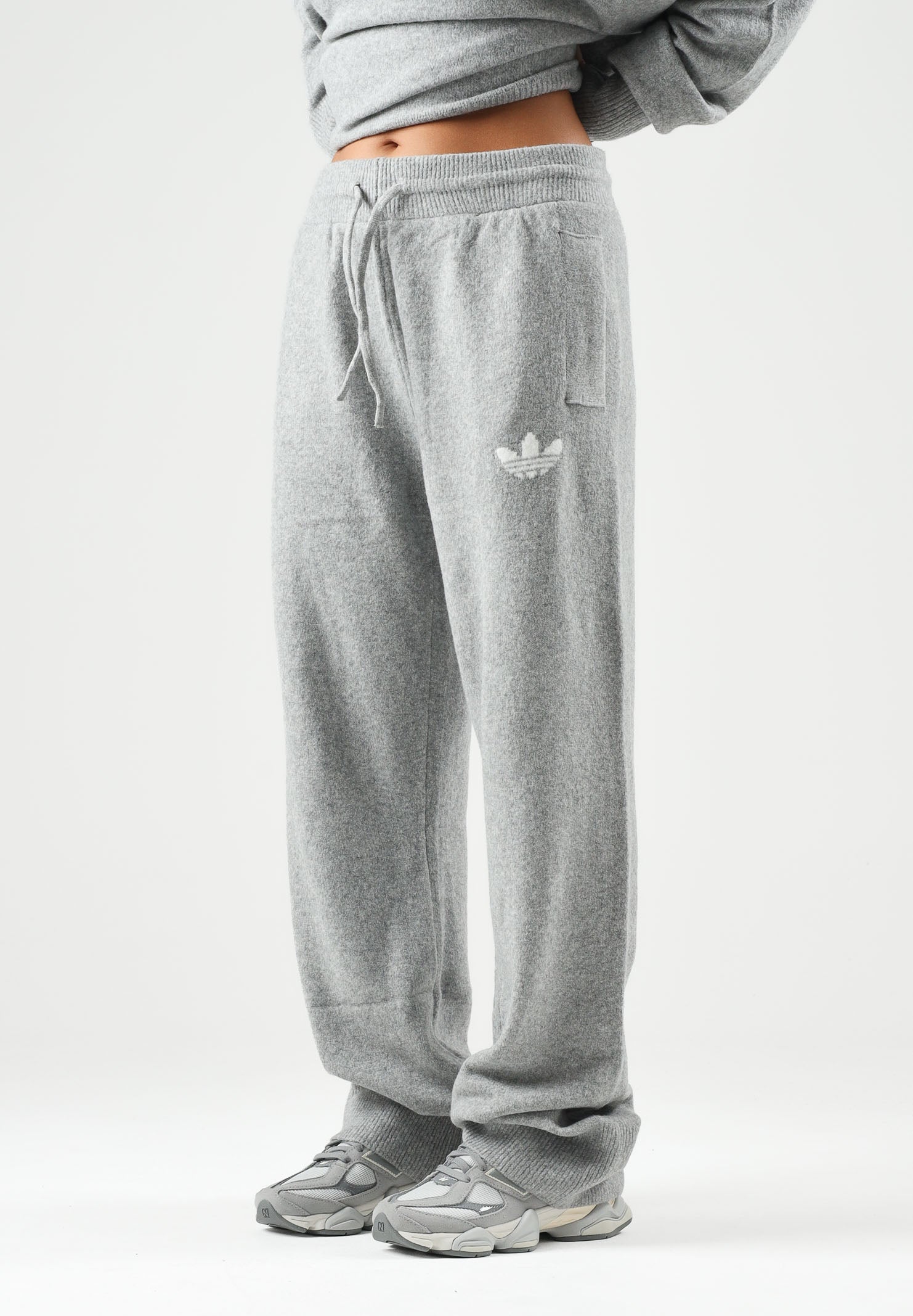 ADIDAS ORIGINALS Pantaloni  ESSENTIALS KNIT grigio chiaro da donna con coulisse in vita e logo Trefoil ricamato. IA4439 . ADIDAS ORIGINALS 