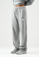ADIDAS ORIGINALS Pantaloni  ESSENTIALS KNIT grigio chiaro da donna con coulisse in vita e logo Trefoil ricamato. IA4439 . ADIDAS ORIGINALS 