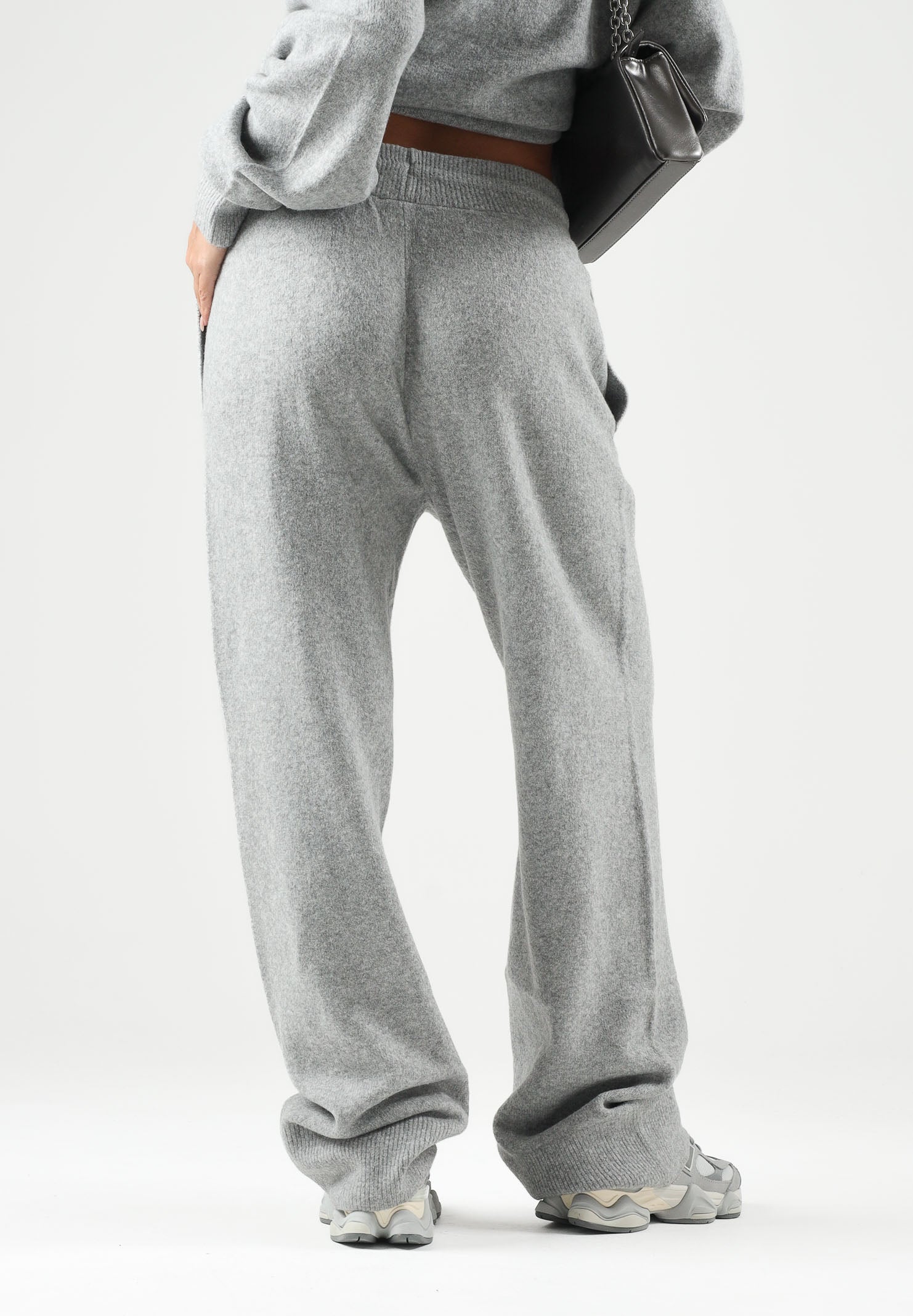 ADIDAS ORIGINALS Pantaloni  ESSENTIALS KNIT grigio chiaro da donna con coulisse in vita e logo Trefoil ricamato. IA4439 . ADIDAS ORIGINALS 