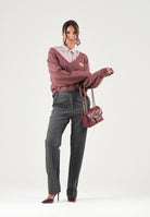 ADIDAS ORIGINALS Maglione scollo a V TREFOIL ESSENTIALS Quicri, bordeaux, donna. IA4443 . ADIDAS ORIGINALS 