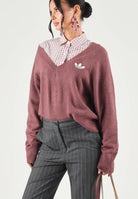 ADIDAS ORIGINALS Maglione scollo a V TREFOIL ESSENTIALS Quicri, bordeaux, donna. IA4443 . ADIDAS ORIGINALS 