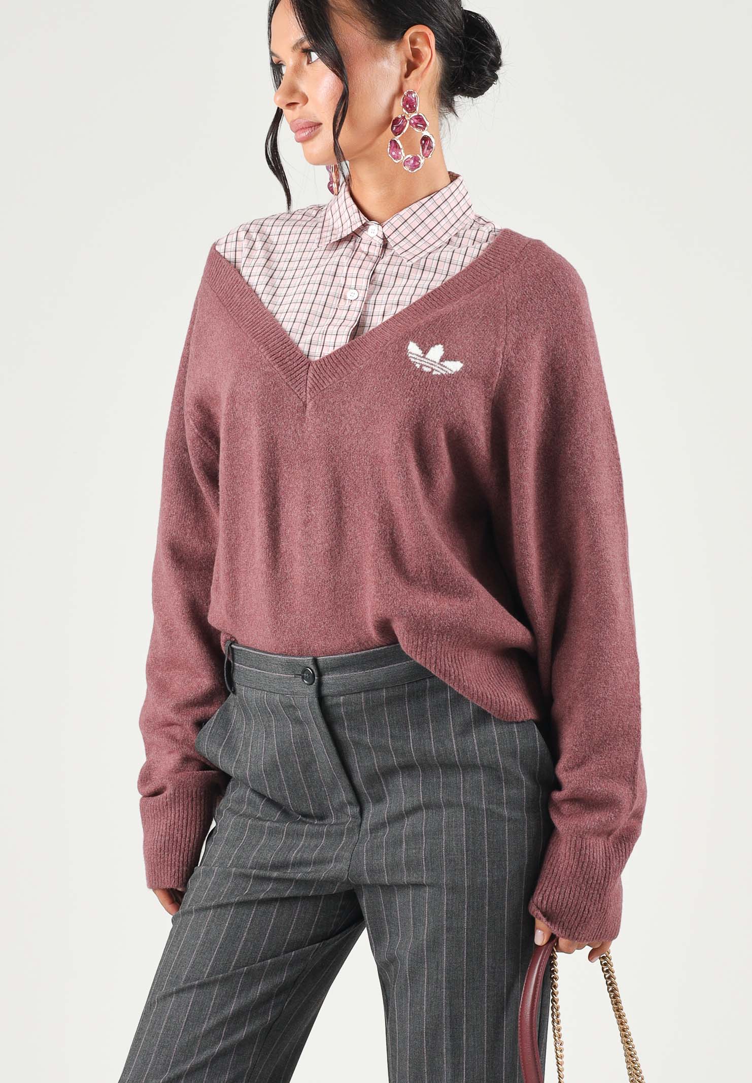 ADIDAS ORIGINALS Maglione scollo a V TREFOIL ESSENTIALS Quicri, bordeaux, donna. IA4443 . ADIDAS ORIGINALS 