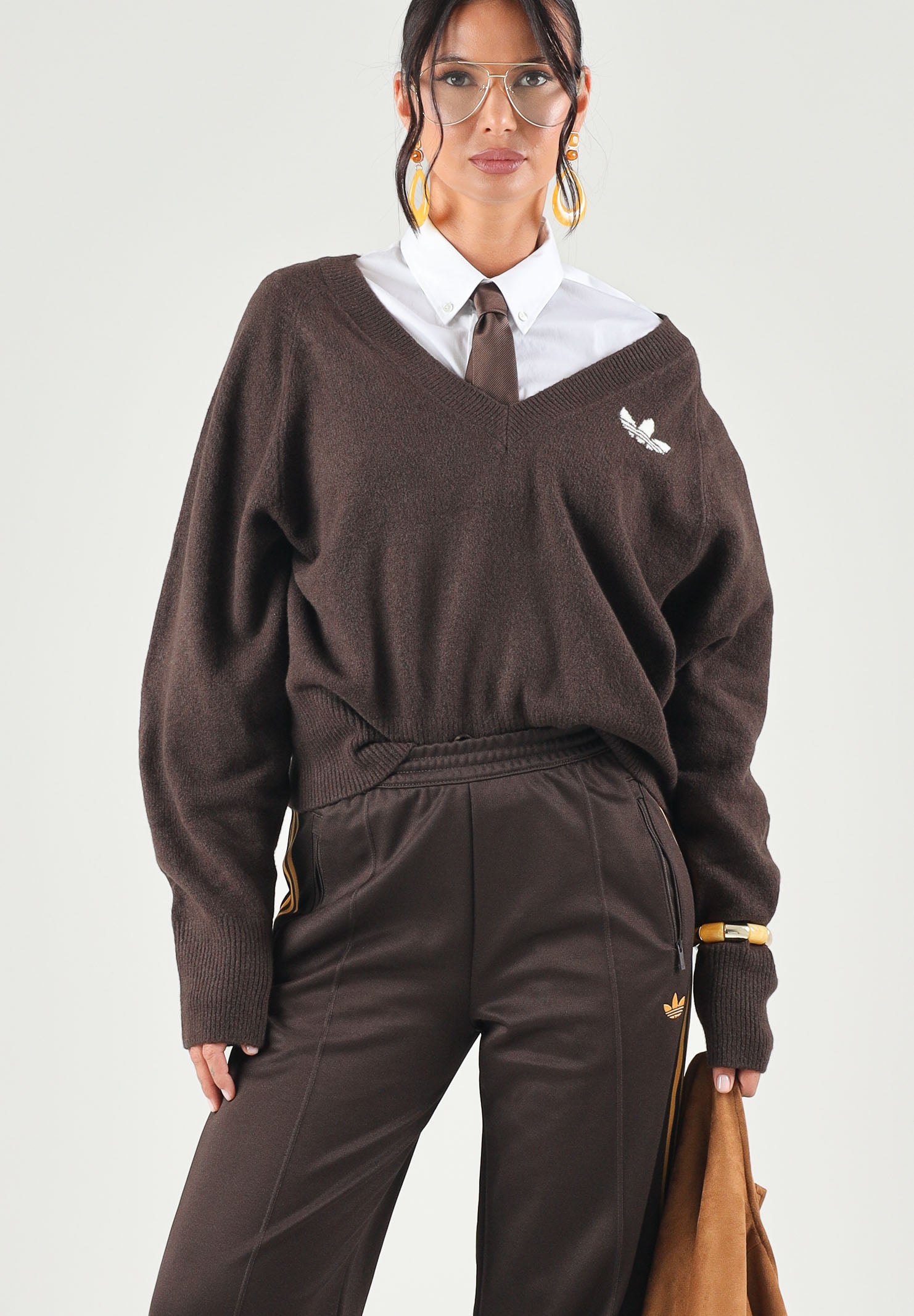 ADIDAS ORIGINALS Maglia V-NECK SWEATSHIRT auco-marrone per donna con  logo Trefoil ricamato sul petto. IA4444 . ADIDAS ORIGINALS 