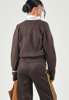 ADIDAS ORIGINALS Maglia V-NECK SWEATSHIRT auco-marrone per donna con  logo Trefoil ricamato sul petto. IA4444 . ADIDAS ORIGINALS 
