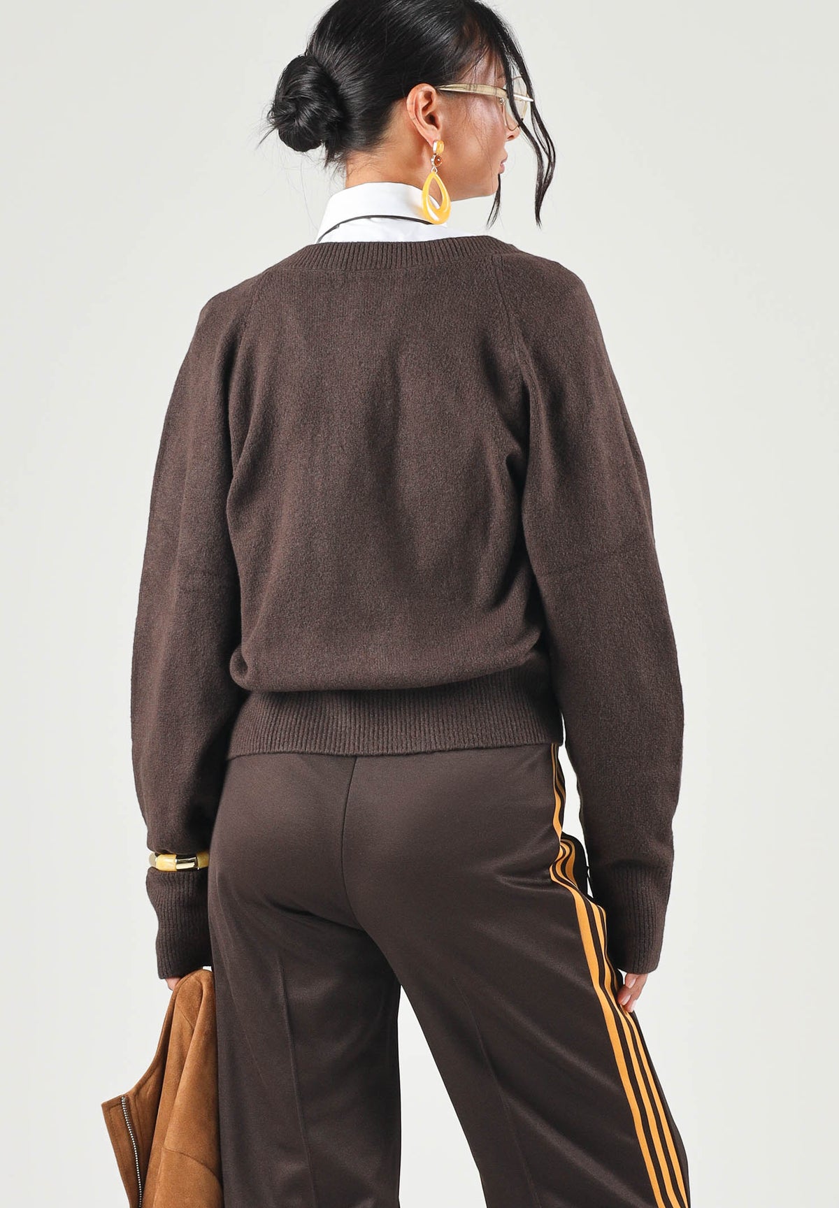 ADIDAS ORIGINALS Maglia V-NECK SWEATSHIRT auco-marrone per donna con  logo Trefoil ricamato sul petto. IA4444 . ADIDAS ORIGINALS 