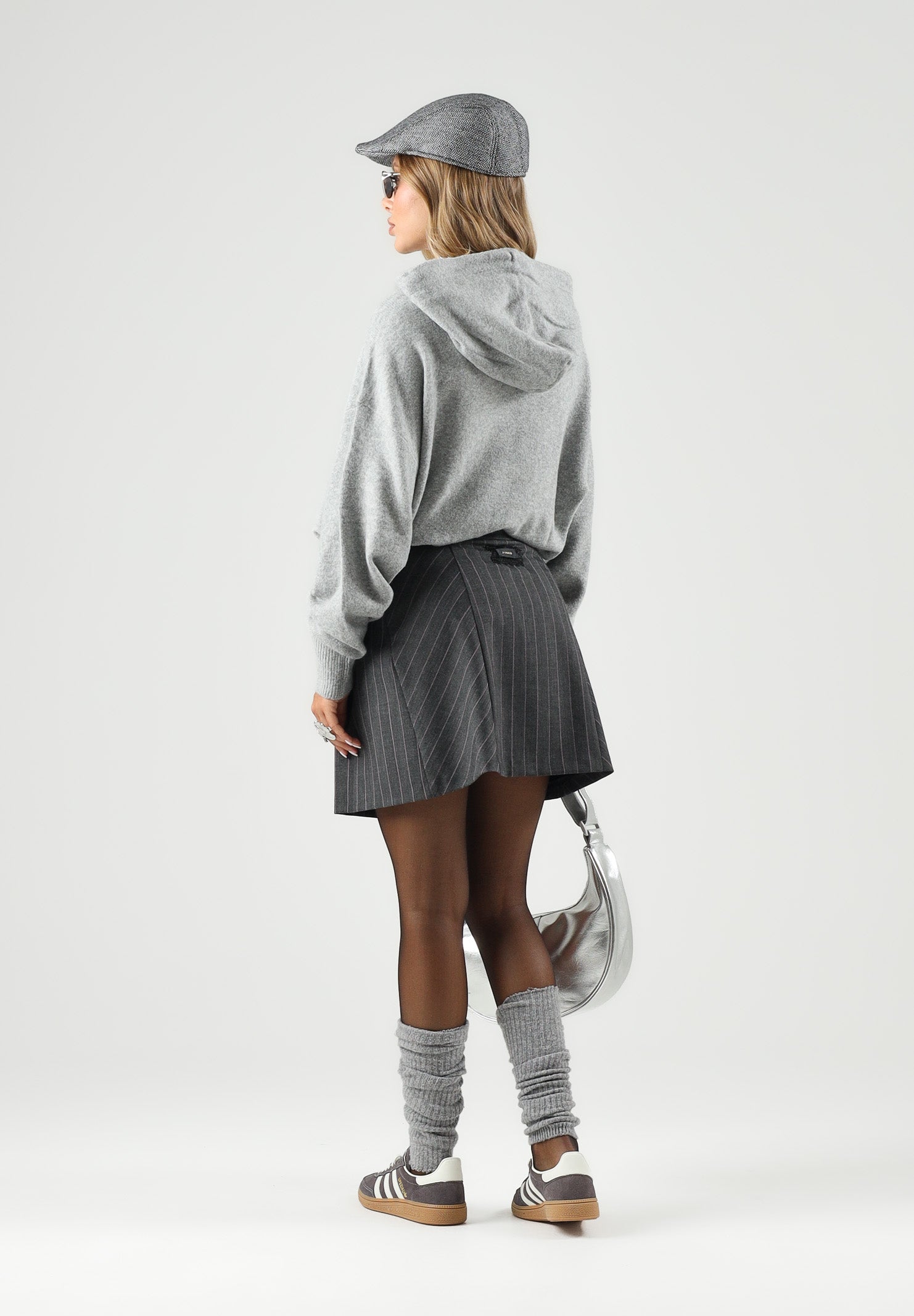 ADIDAS ORIGINALS Felpa con cappuccio grigio per donna con tasca marsupio e mini logo iconico IA4450 . ADIDAS ORIGINALS 