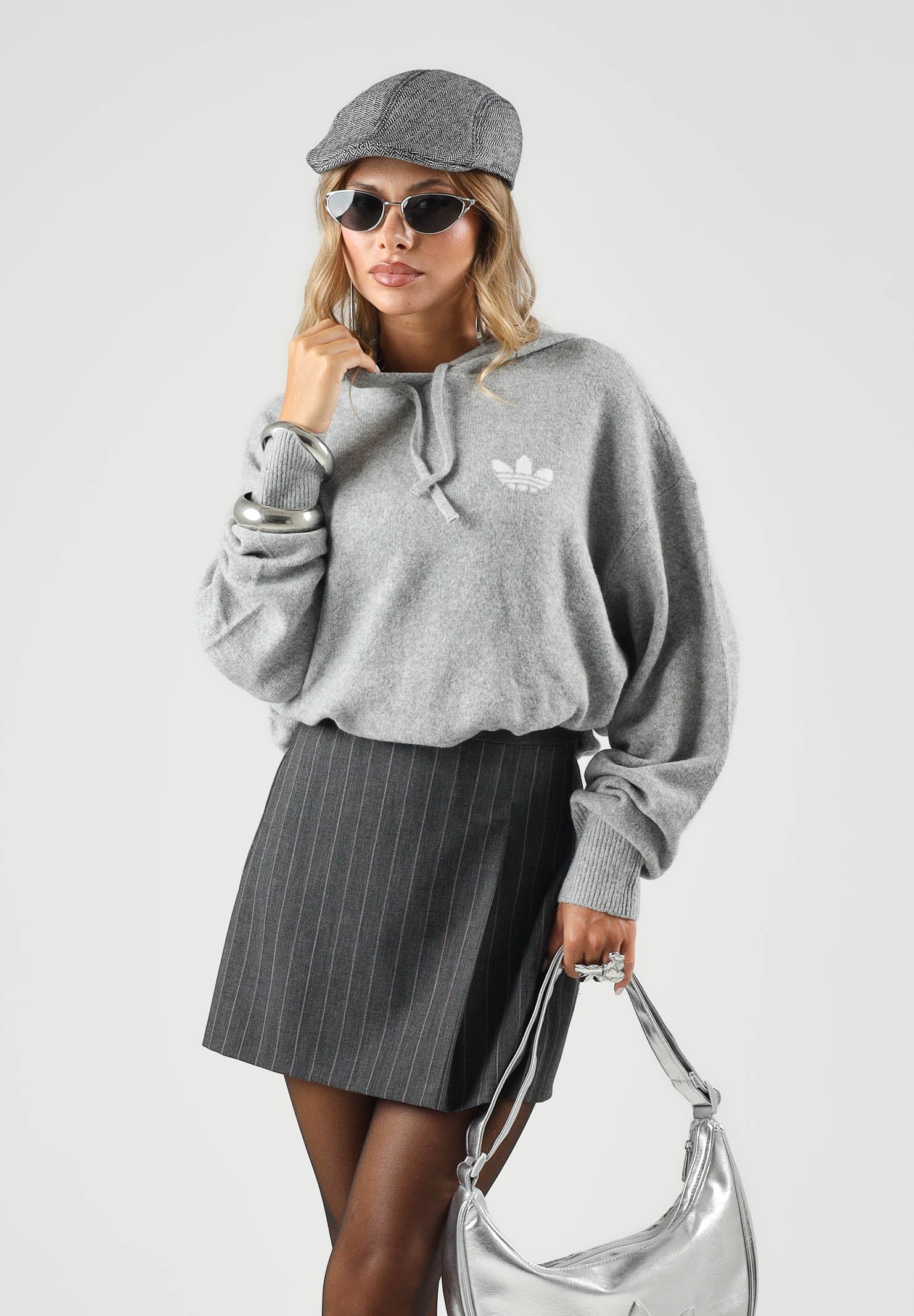 ADIDAS ORIGINALS Felpa con cappuccio grigio per donna con tasca marsupio e mini logo iconico IA4450 . ADIDAS ORIGINALS 
