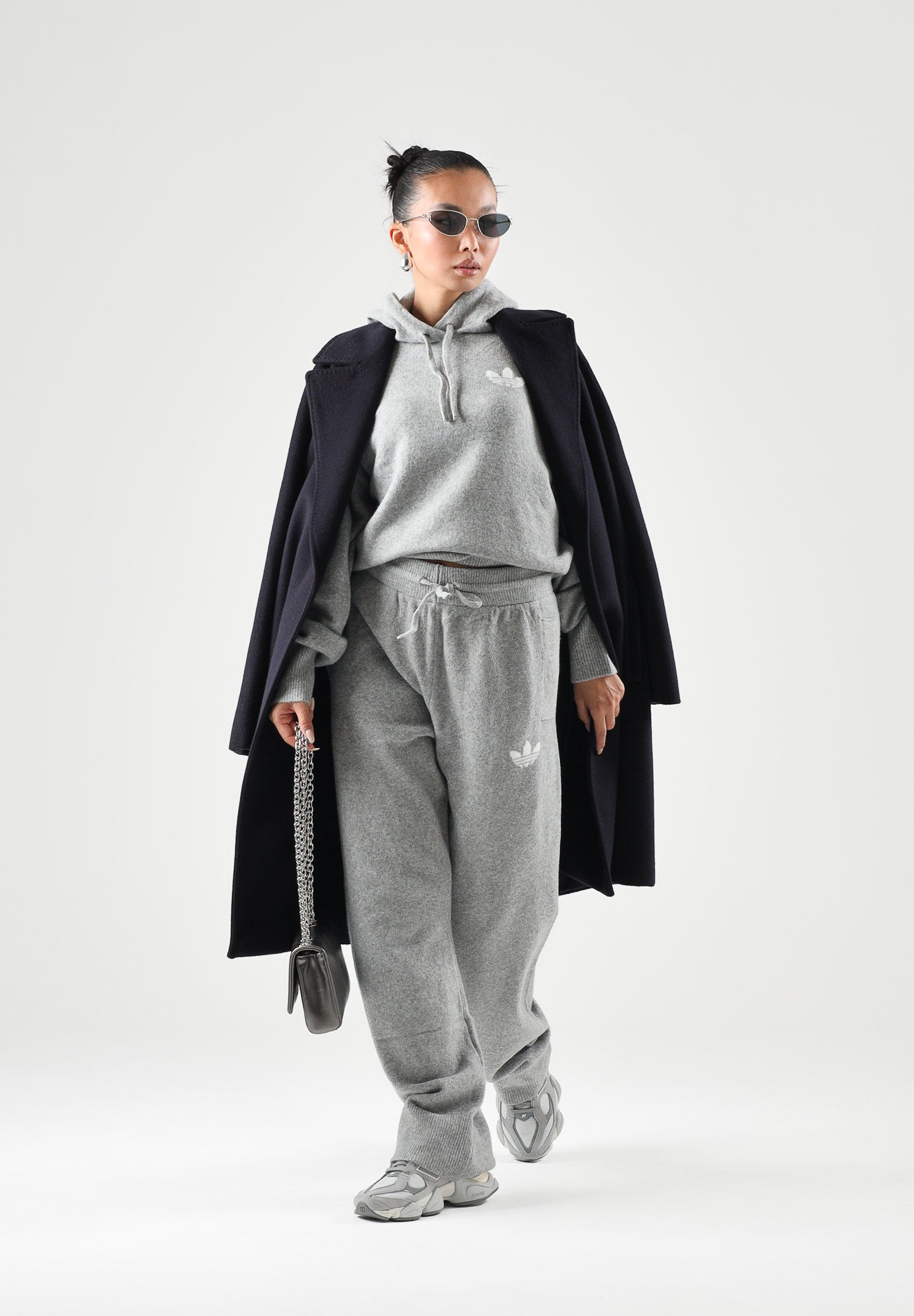 ADIDAS ORIGINALS Maglione con cappuccio KNIT HOODIE grigio per donna con tasca marsupio e mini logo iconico IA4450 . ADIDAS ORIGINALS 
