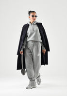 ADIDAS ORIGINALS Maglione con cappuccio KNIT HOODIE grigio per donna con tasca marsupio e mini logo iconico IA4450 . ADIDAS ORIGINALS 