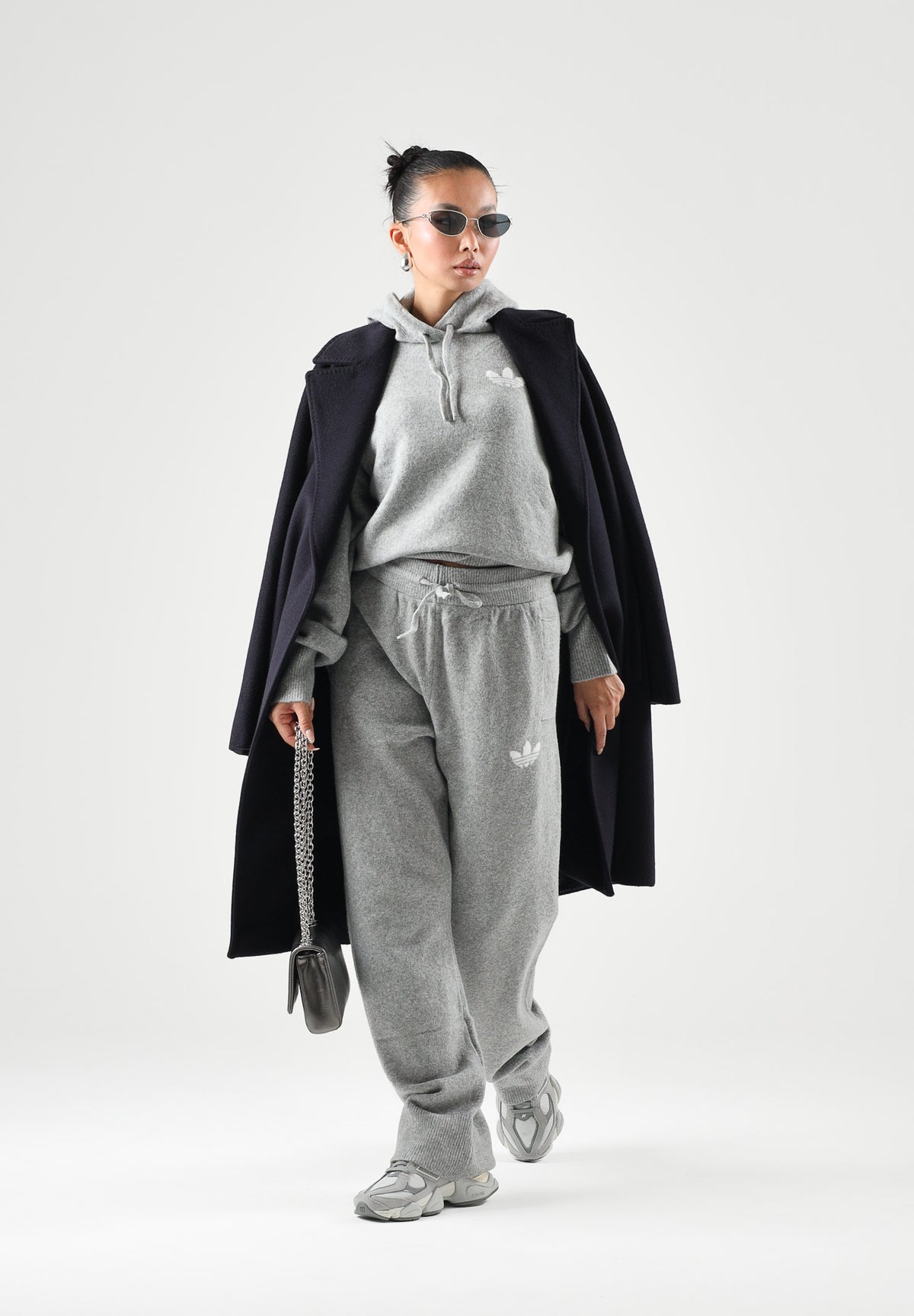 ADIDAS ORIGINALS Maglione con cappuccio KNIT HOODIE grigio per donna con tasca marsupio e mini logo iconico IA4450 . ADIDAS ORIGINALS 