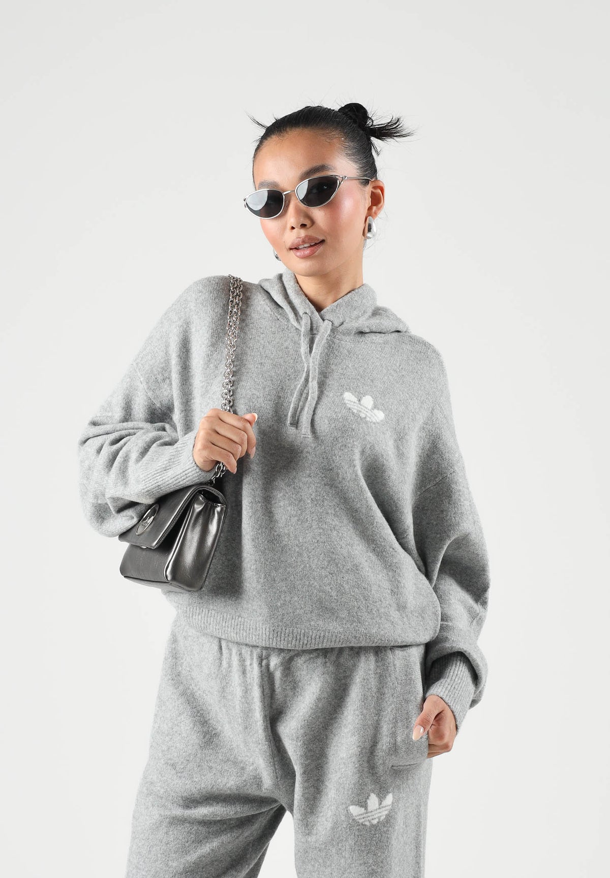 ADIDAS ORIGINALS Maglione con cappuccio KNIT HOODIE grigio per donna con coulisse e logo Trefoil IA4450 . ADIDAS ORIGINALS 