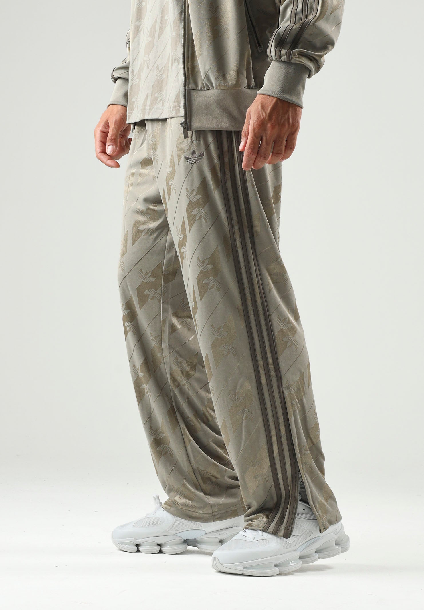 ADIDAS ORIGINALS Pantaloni TRACK PANTS MONOGRAM beige da uomo IA4541 . ADIDAS ORIGINALS 
