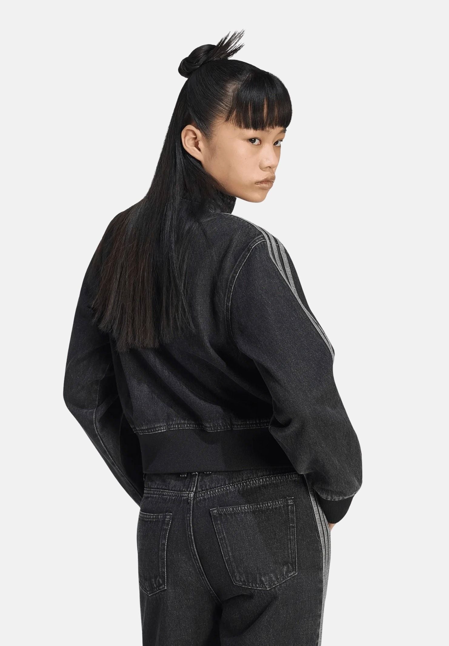 ADIDAS ORIGINALS Giacca FIREBIRD DENIM nera da donna con iconiche 3-Stripes sulle maniche. IB6917 . ADIDAS ORIGINALS 