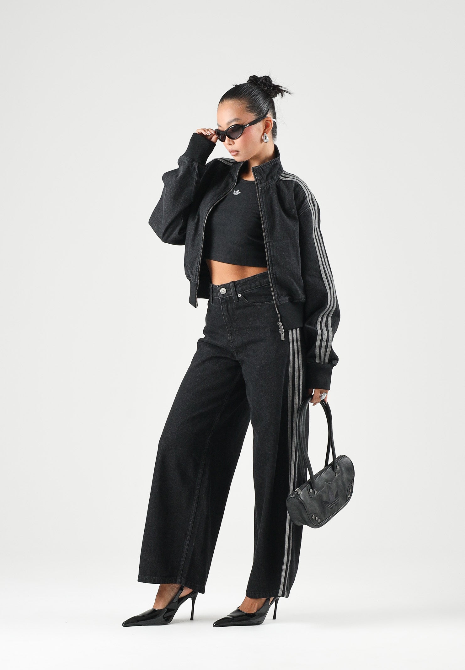 ADIDAS ORIGINALS Giubbotto di jeans FIREBIRD DENIM nera da donna con iconiche 3-Stripes sulle maniche. IB6917 . ADIDAS ORIGINALS 