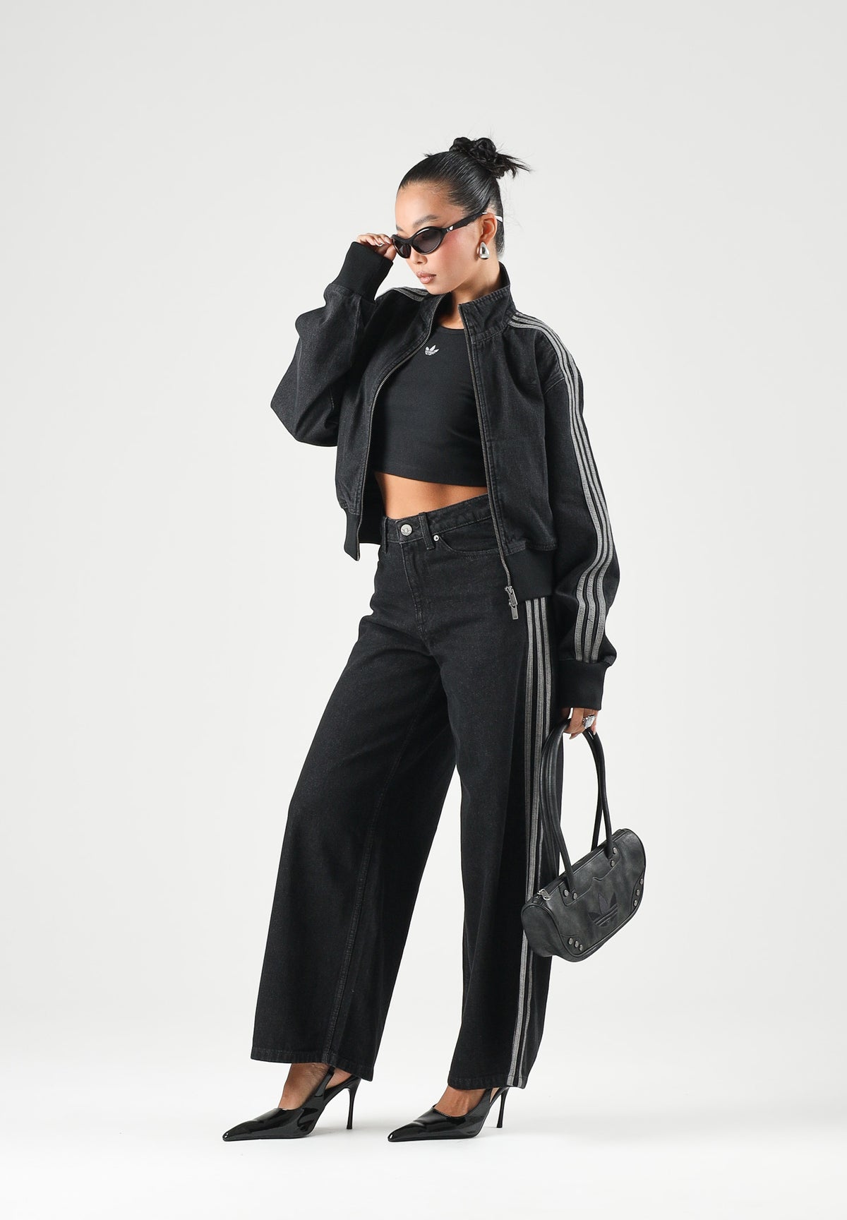 ADIDAS ORIGINALS Giubbotto di jeans FIREBIRD DENIM nera da donna con iconiche 3-Stripes sulle maniche. IB6917 . ADIDAS ORIGINALS 