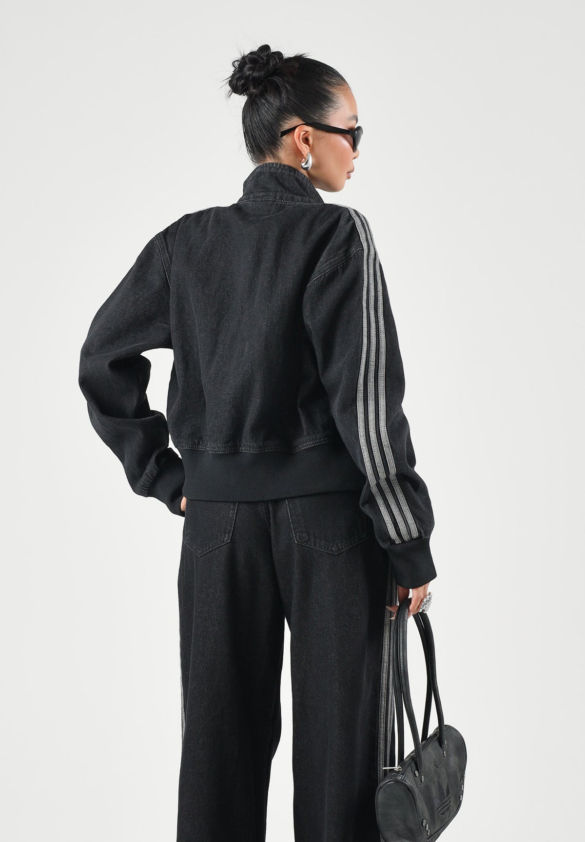 ADIDAS ORIGINALS Giubbotto di jeans FIREBIRD DENIM nera da donna con iconiche 3-Stripes sulle maniche. IB6917 . ADIDAS ORIGINALS 