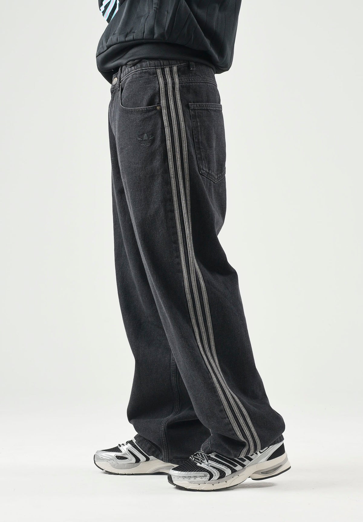 ADIDAS ORIGINALS Jeans CLASSIC STREET RELAXED denim nero per uomo e donna IB6947 . ADIDAS ORIGINALS 